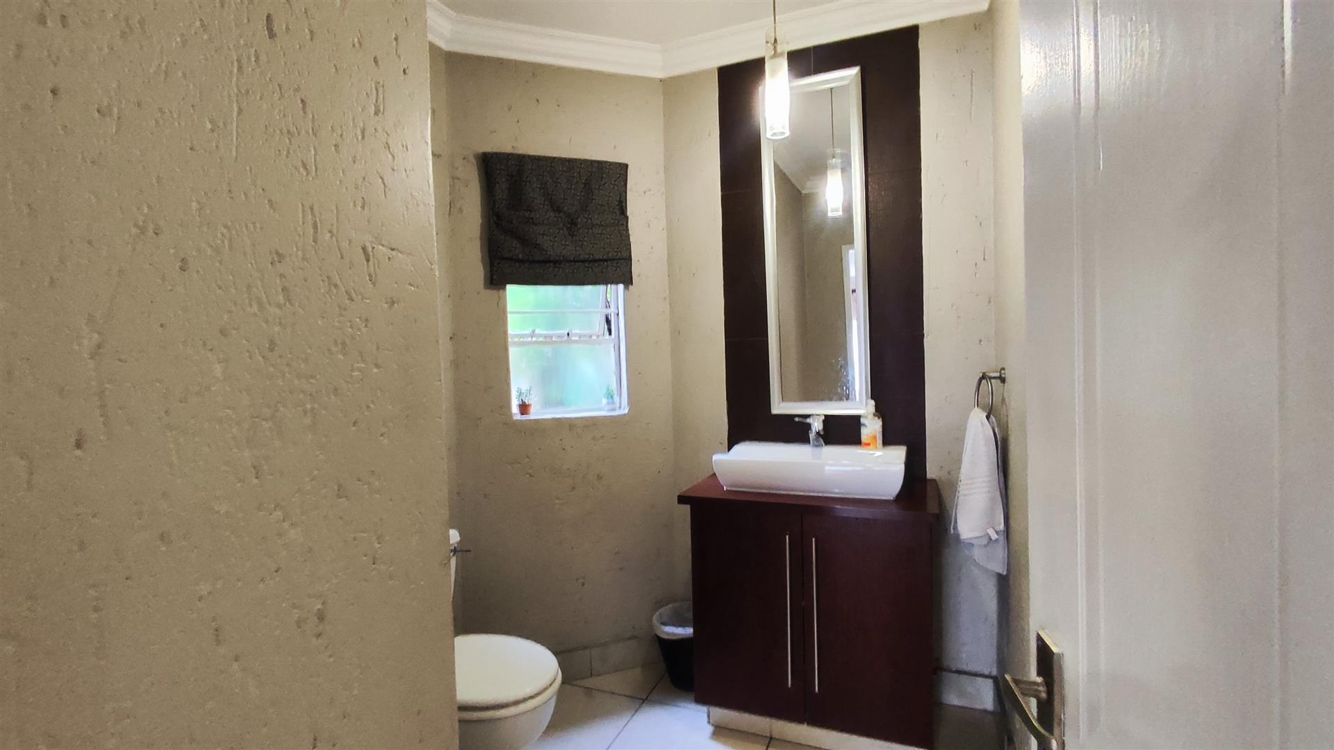 Guest Toilet - 6 square meters of property in Marais Steyn Park