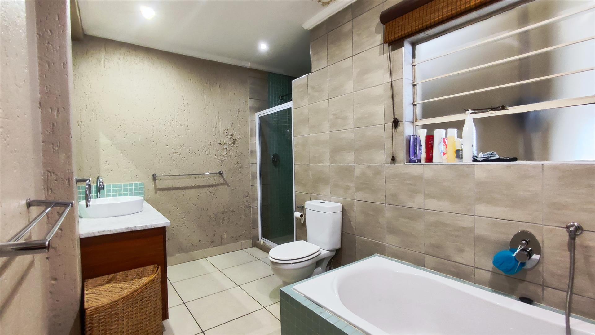 Bathroom 1 - 12 square meters of property in Marais Steyn Park