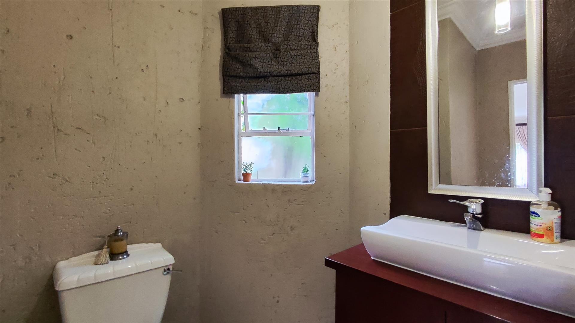 Guest Toilet - 6 square meters of property in Marais Steyn Park