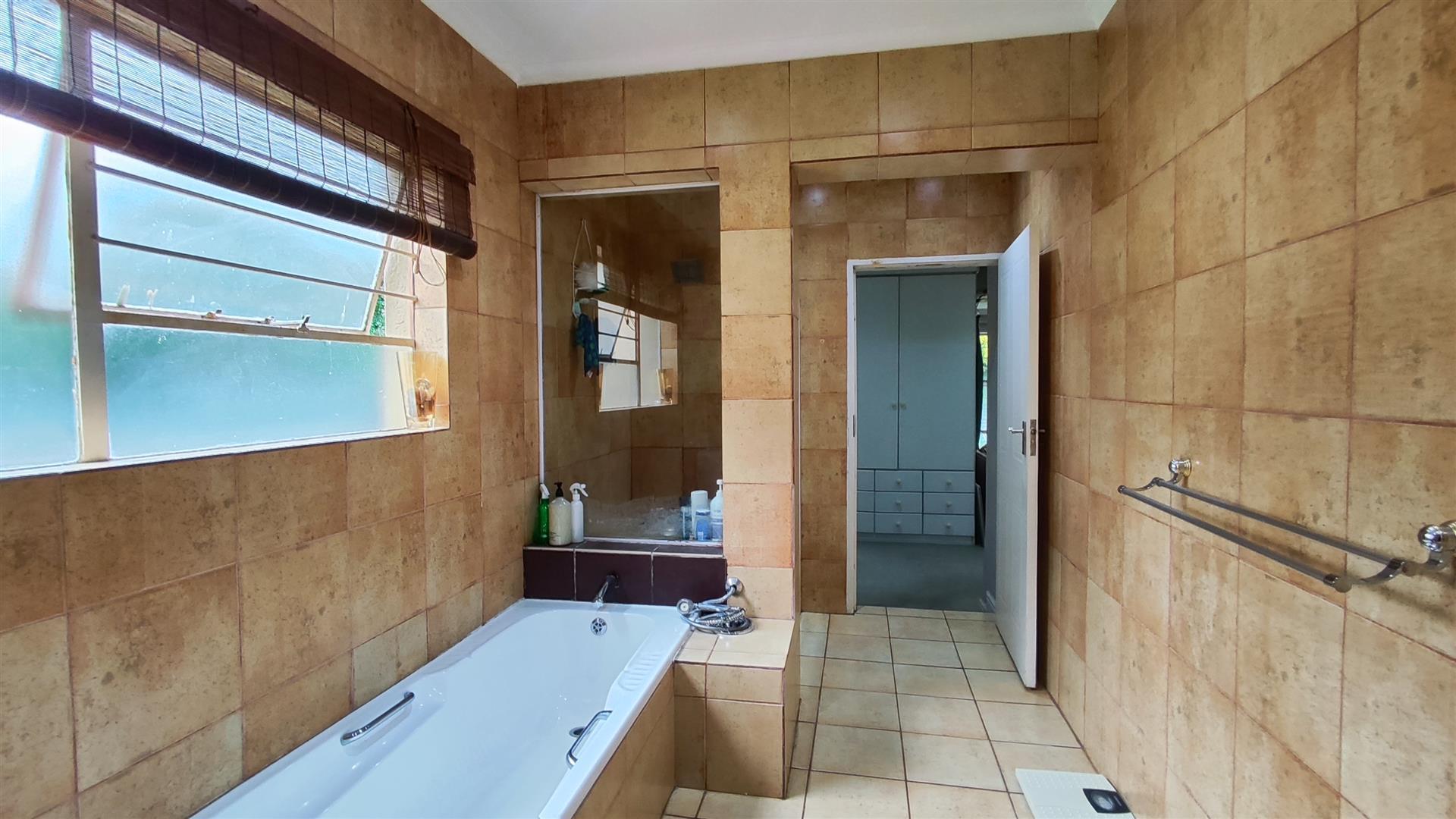 Main Bathroom - 11 square meters of property in Marais Steyn Park