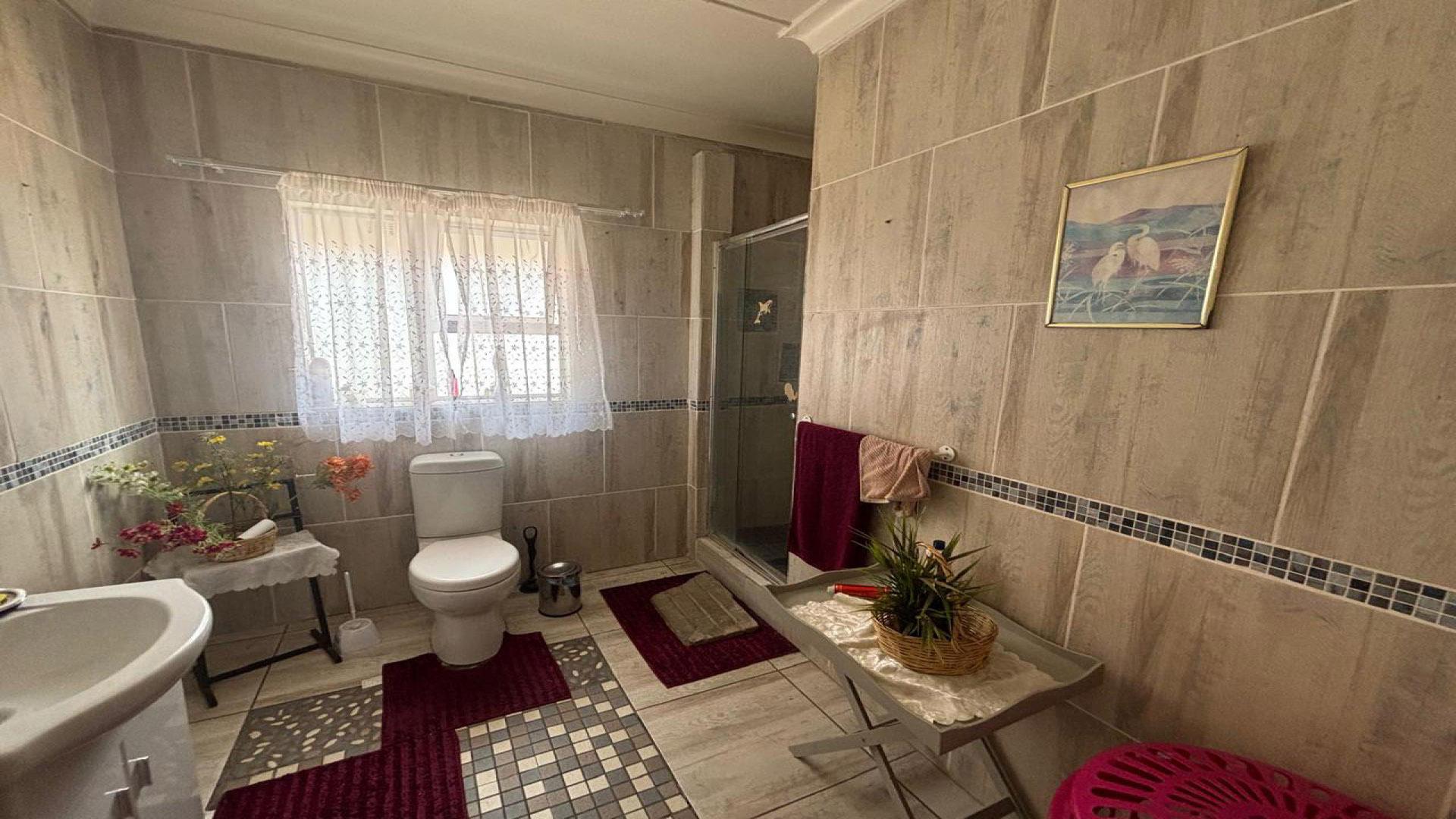 Bathroom 1 of property in Kimberley