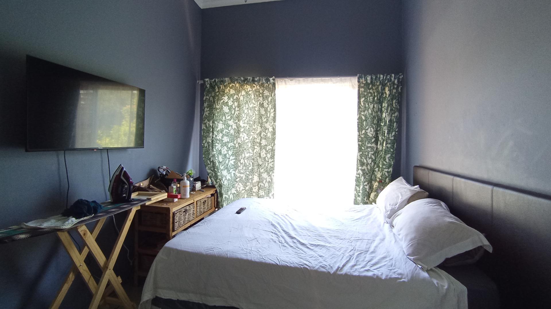 Bed Room 2 - 14 square meters of property in Meyerspark