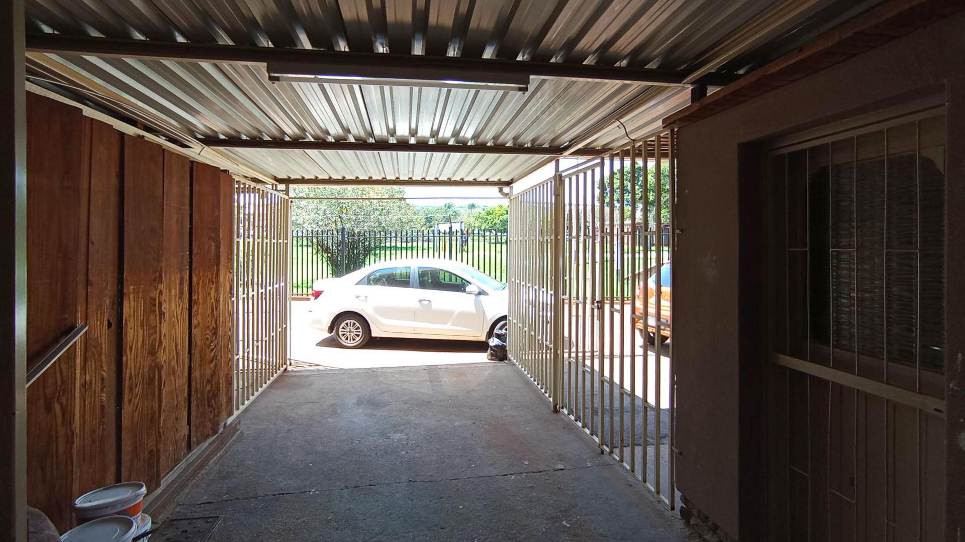 Carport  - 26 square meters of property in Meyerspark
