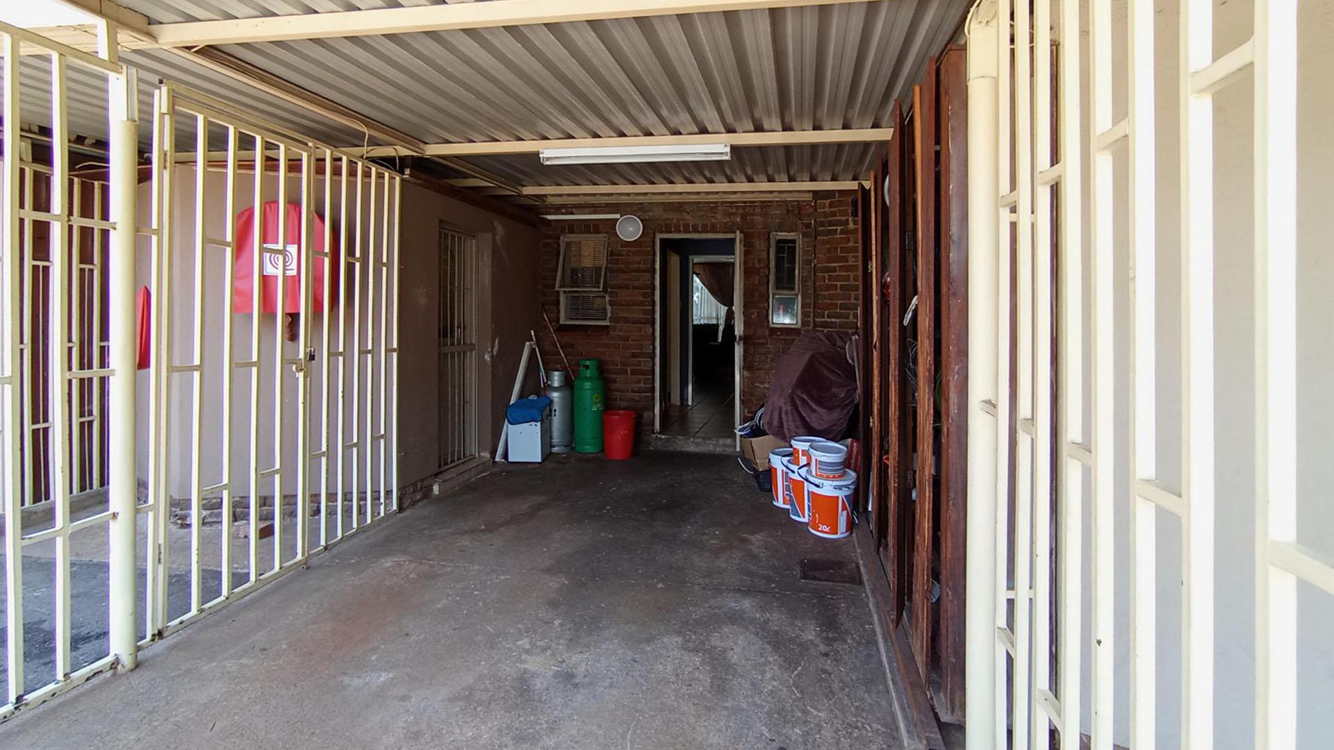 Carport  - 26 square meters of property in Meyerspark