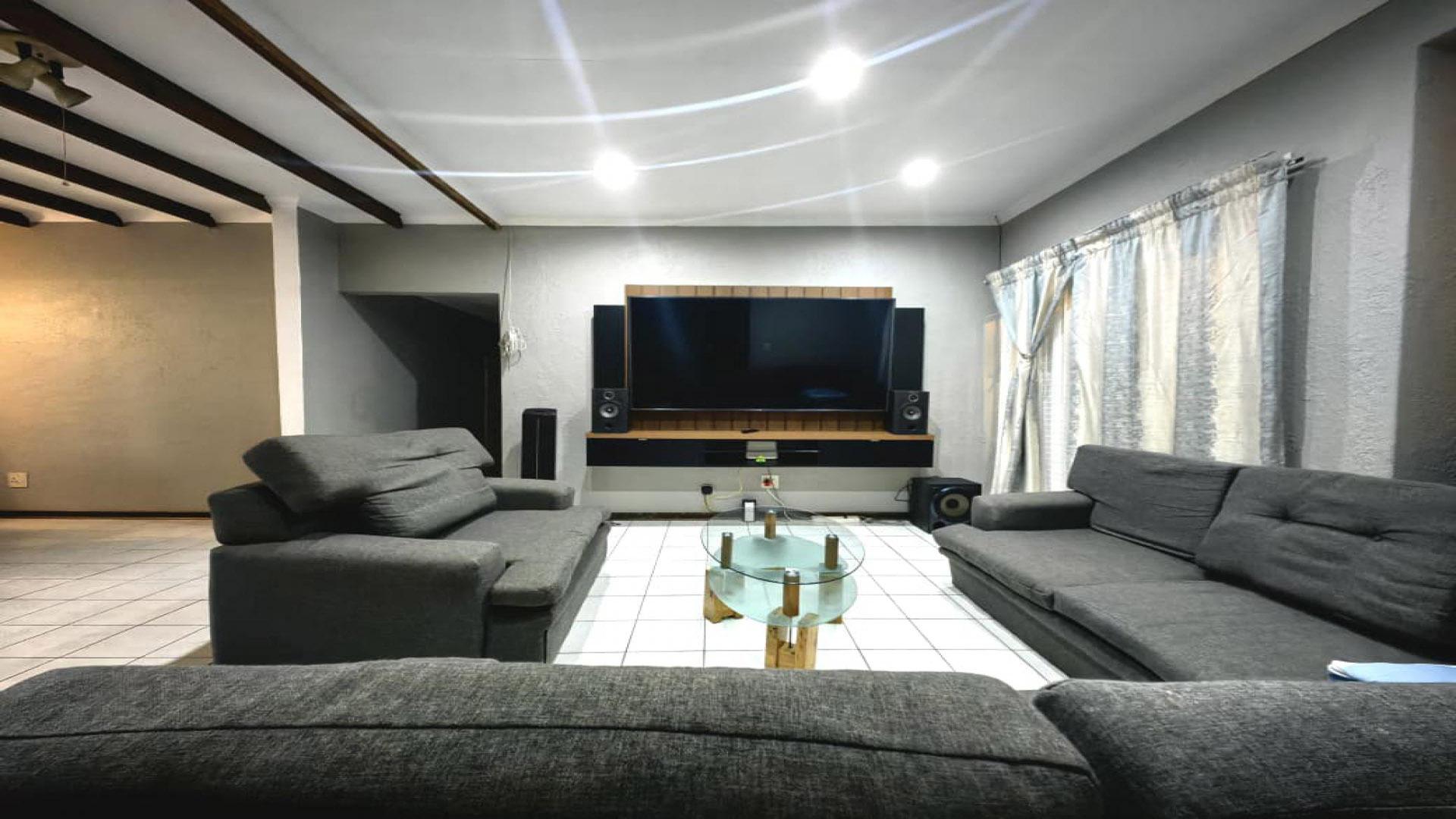 Lounges of property in Cashan