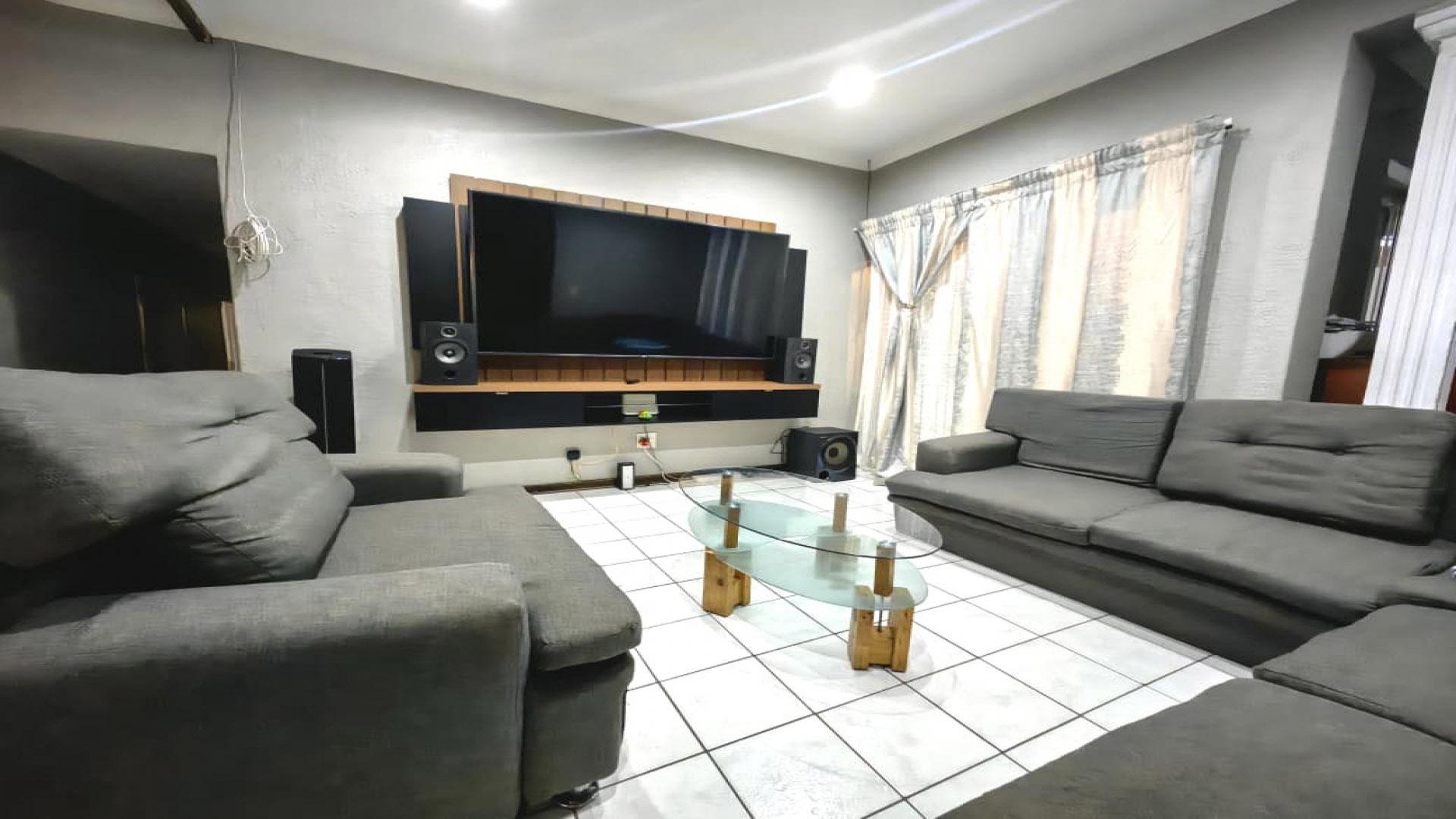 Lounges of property in Cashan