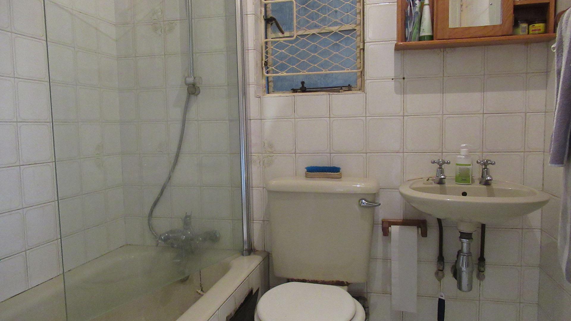 Bathroom 1 - 4 square meters of property in Gosforth Park