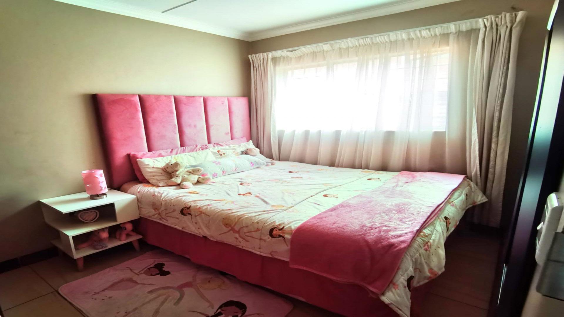 Bed Room 1 of property in Andeon