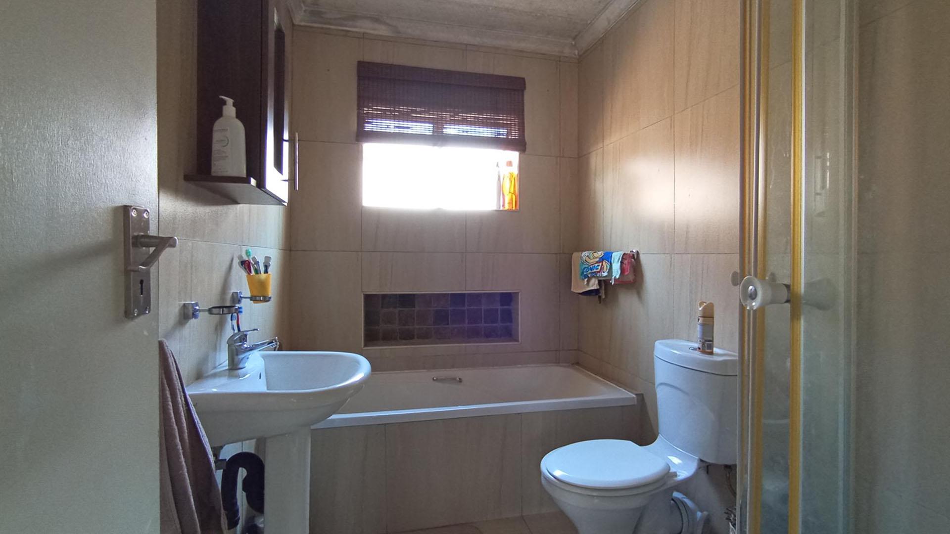 Bathroom 1 - 5 square meters of property in Andeon