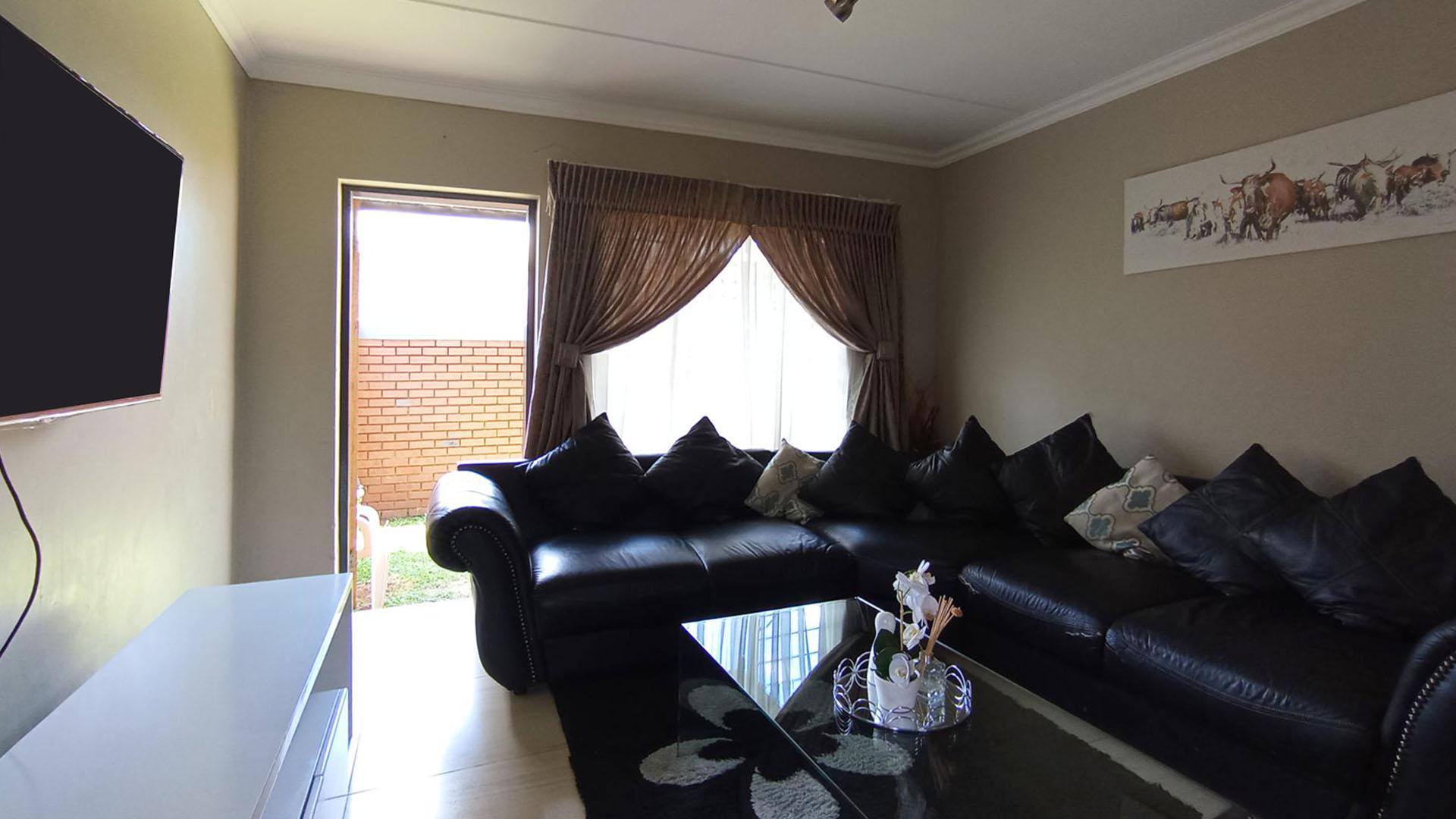 Lounges - 19 square meters of property in Andeon