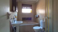 Bathroom 1 - 5 square meters of property in Andeon