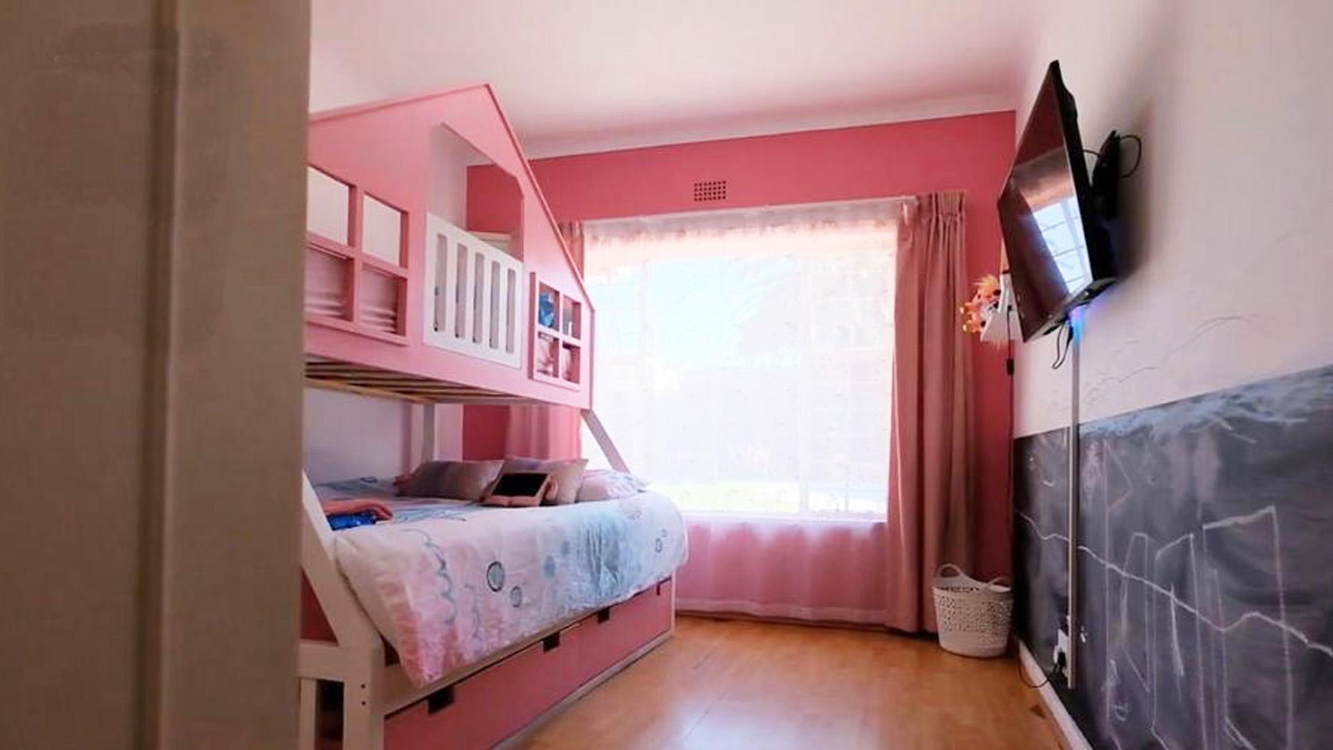 Bed Room 1 of property in Oakdene