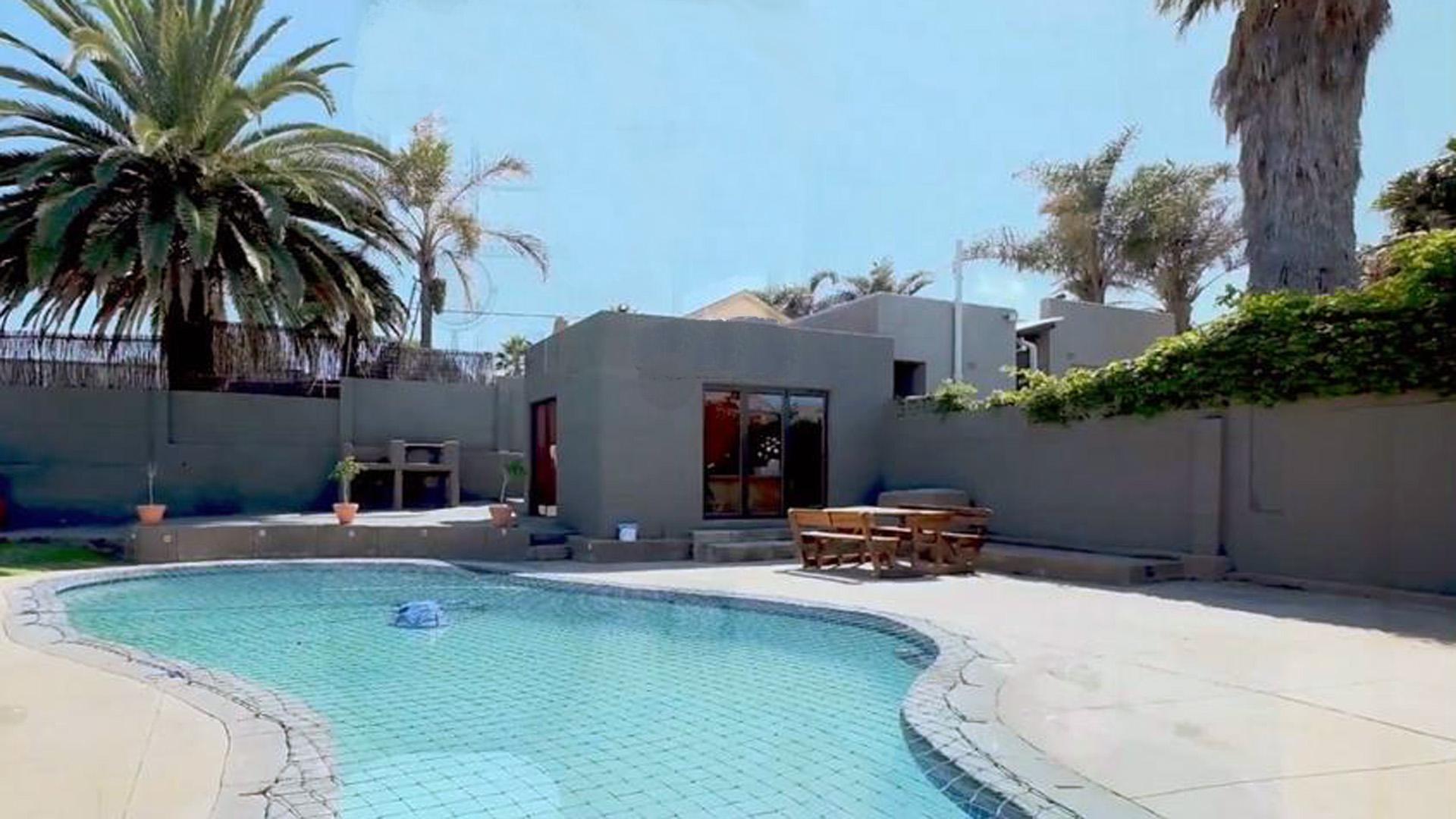 Swimming Pool of property in Oakdene