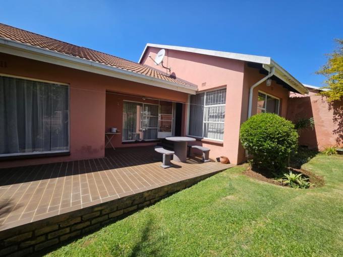 3 Bedroom Simplex for Sale For Sale in Mulbarton - MR701402