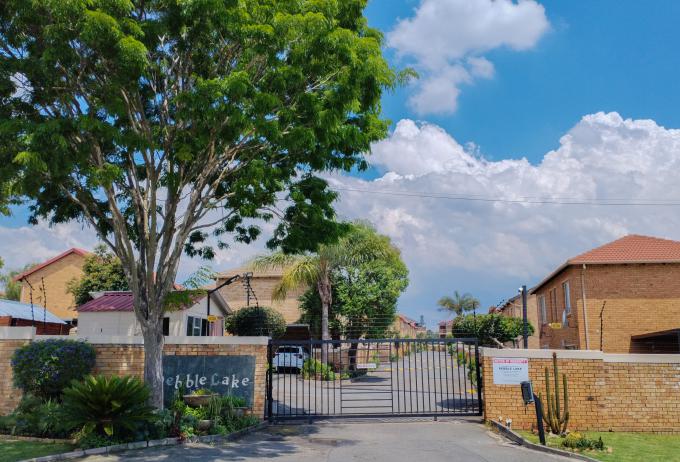 2 Bedroom Duplex for Sale For Sale in Strubensvallei - MR701406