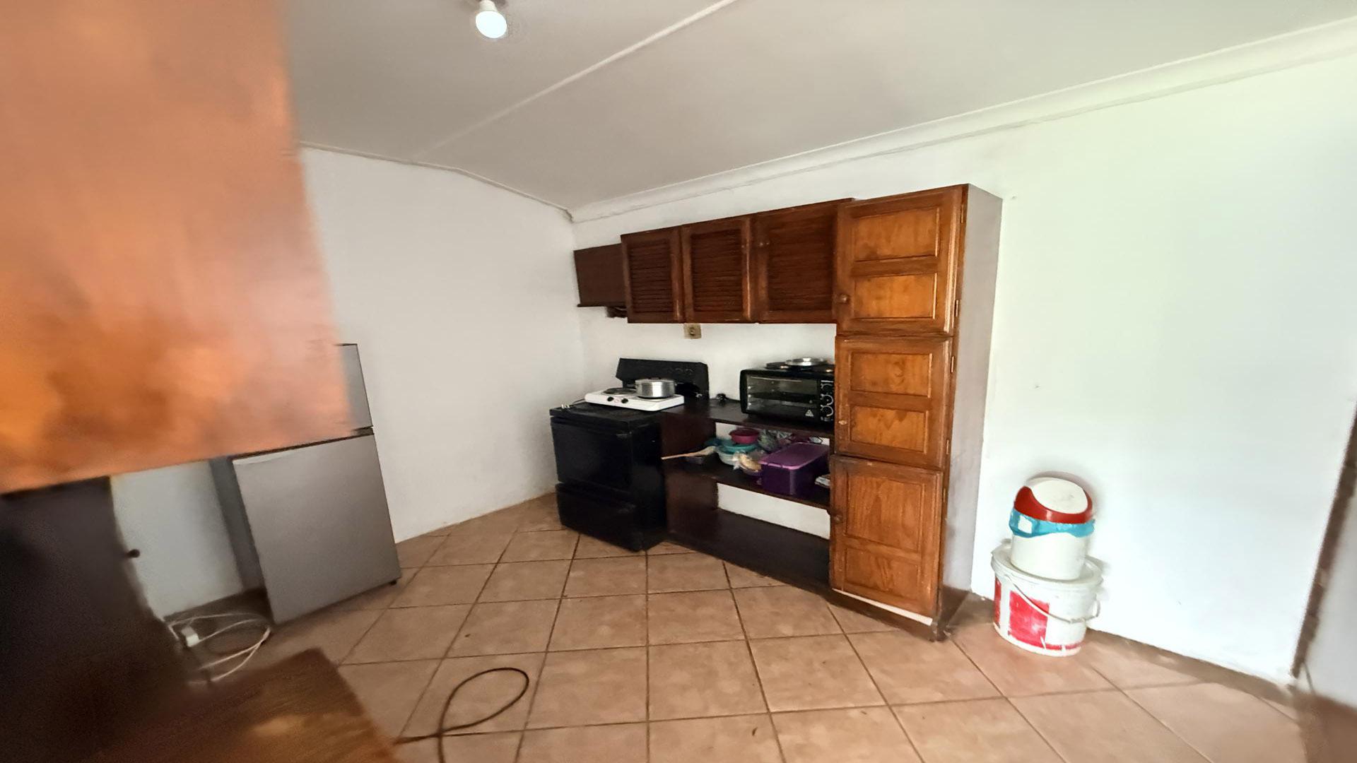 Kitchen of property in Evander
