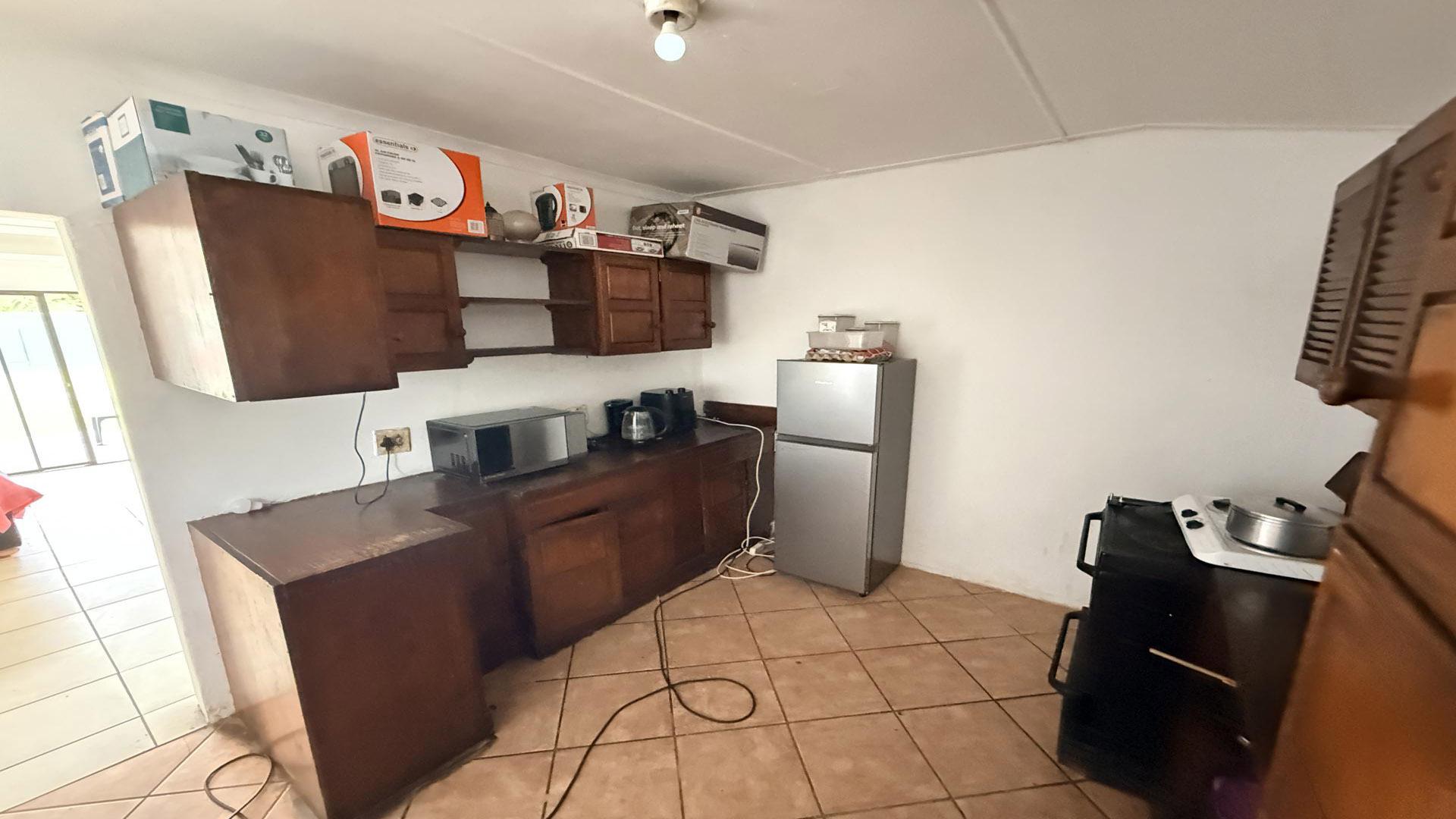 Kitchen of property in Evander