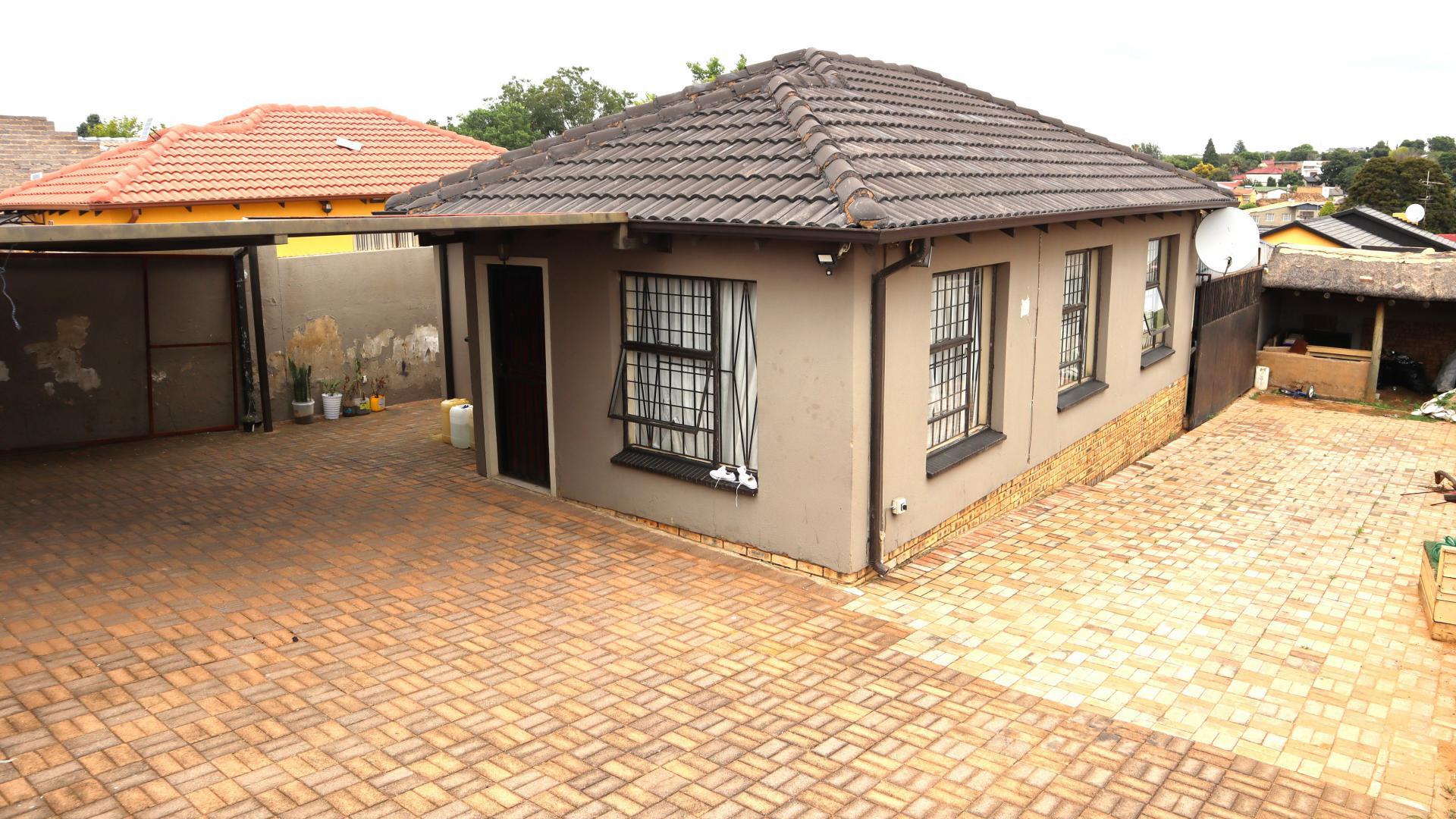 Front View of property in Mindalore