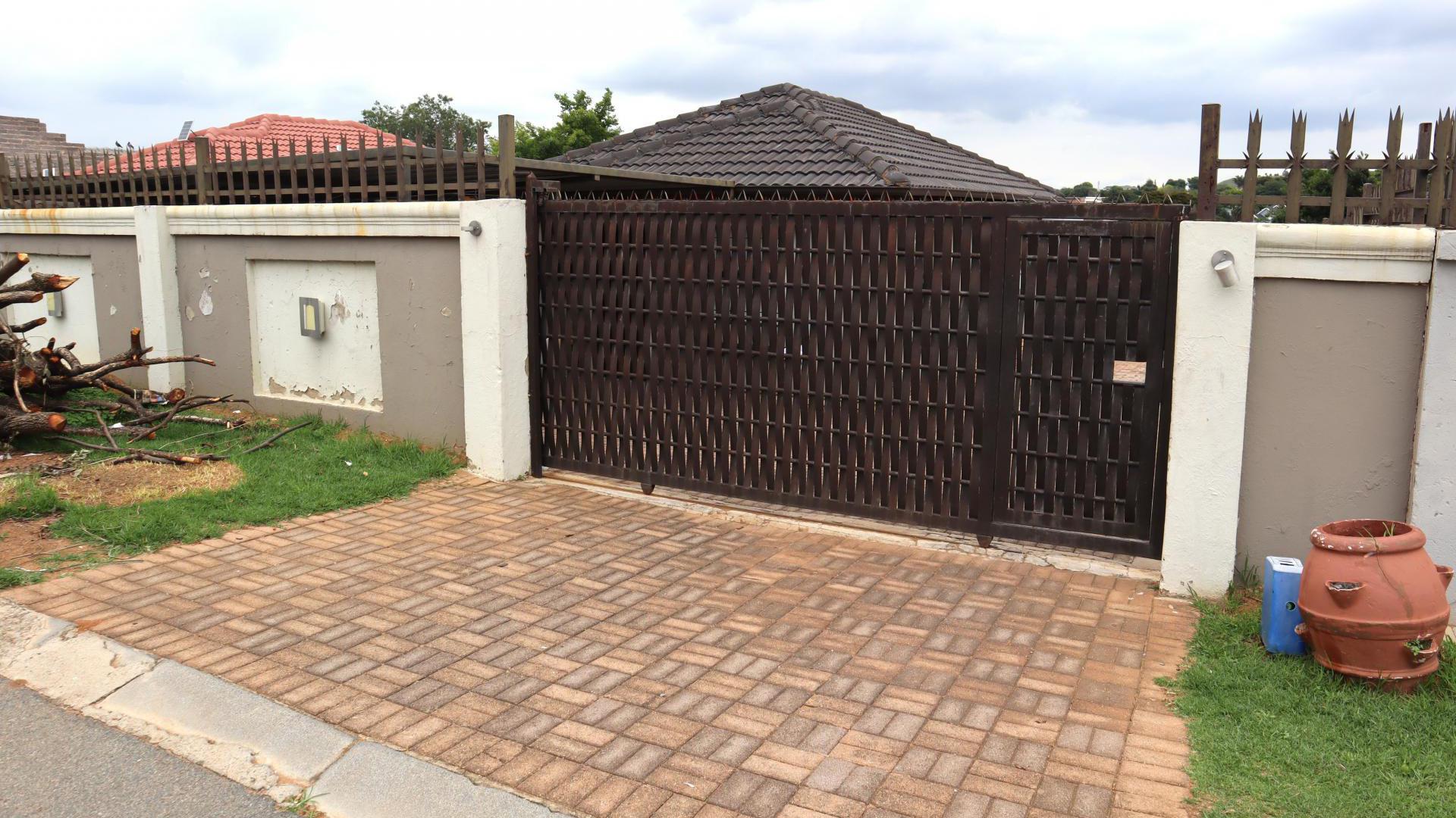 Front View of property in Mindalore