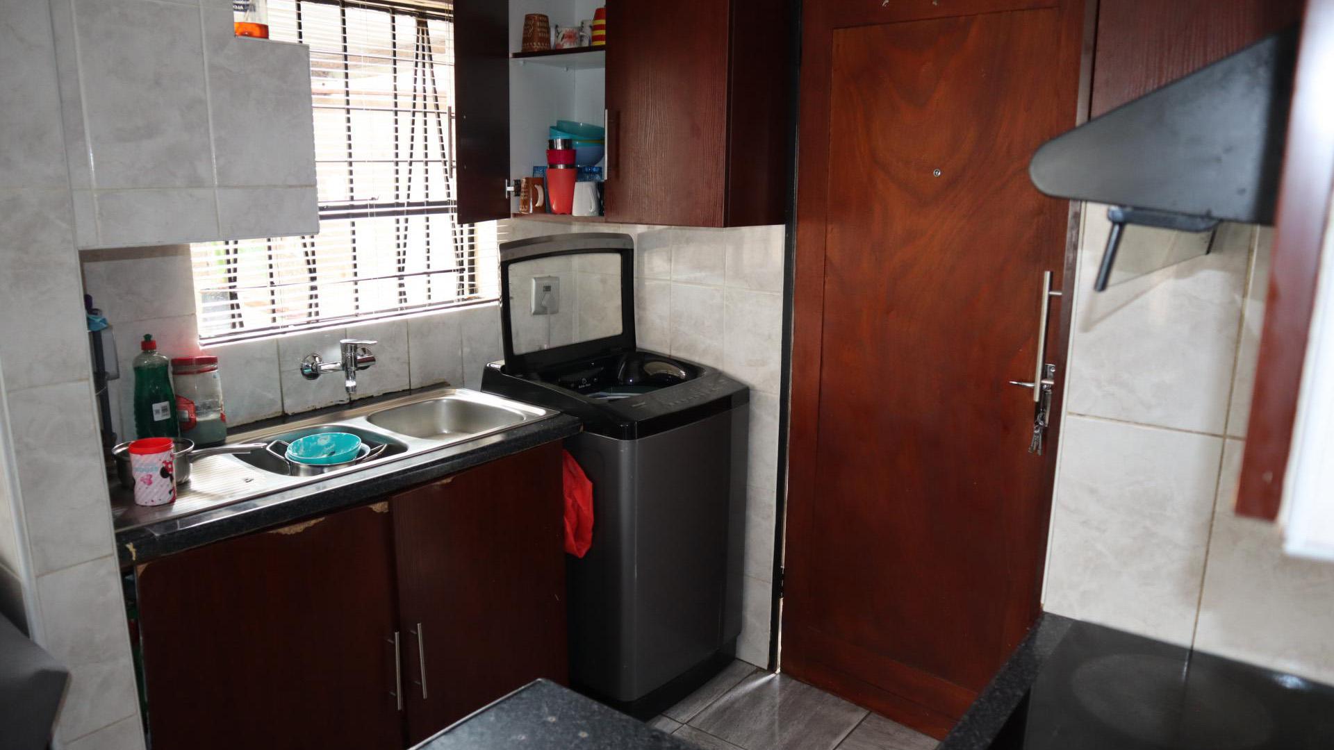 Kitchen of property in Mindalore