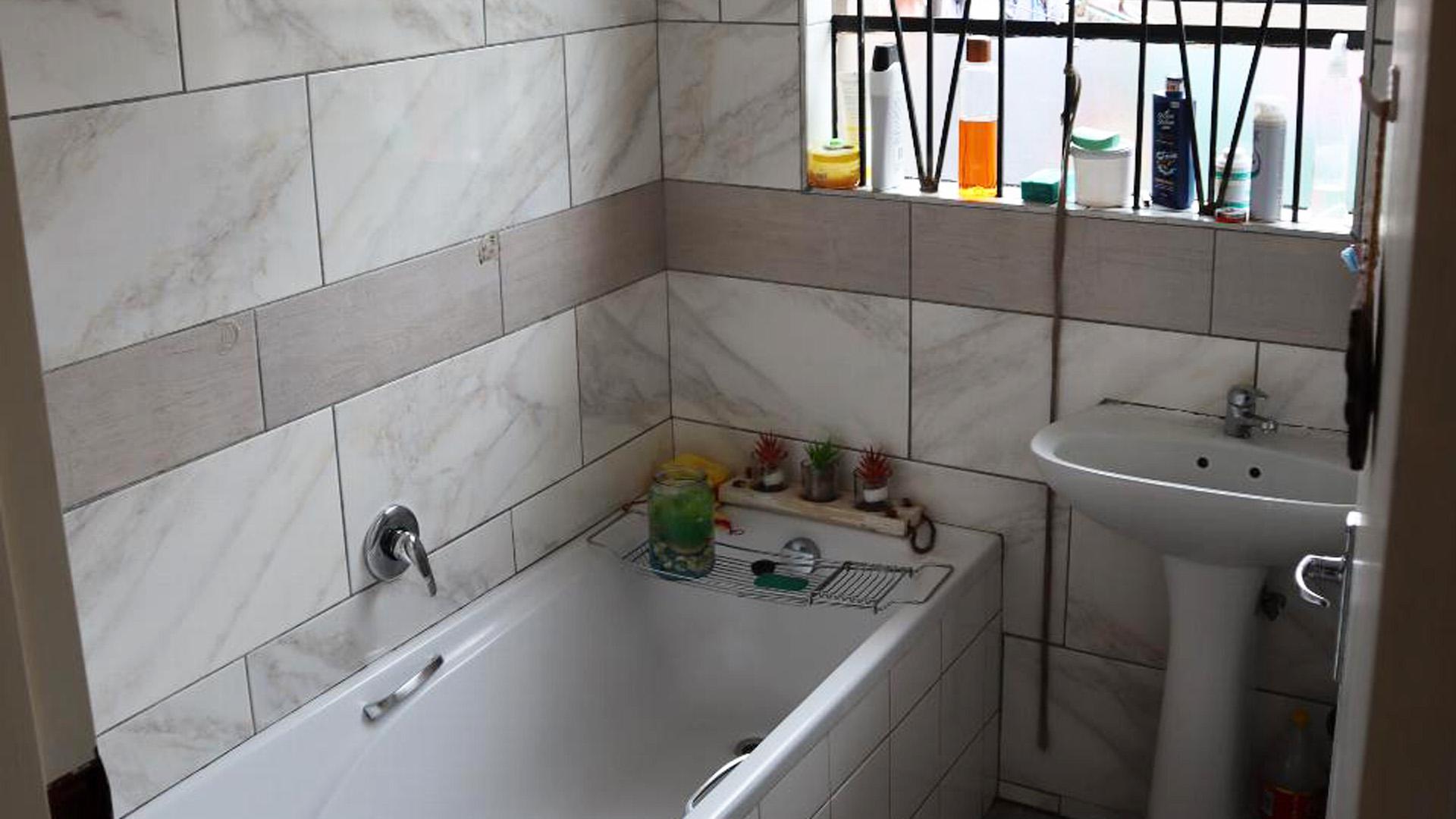 Bathroom 1 of property in Mindalore