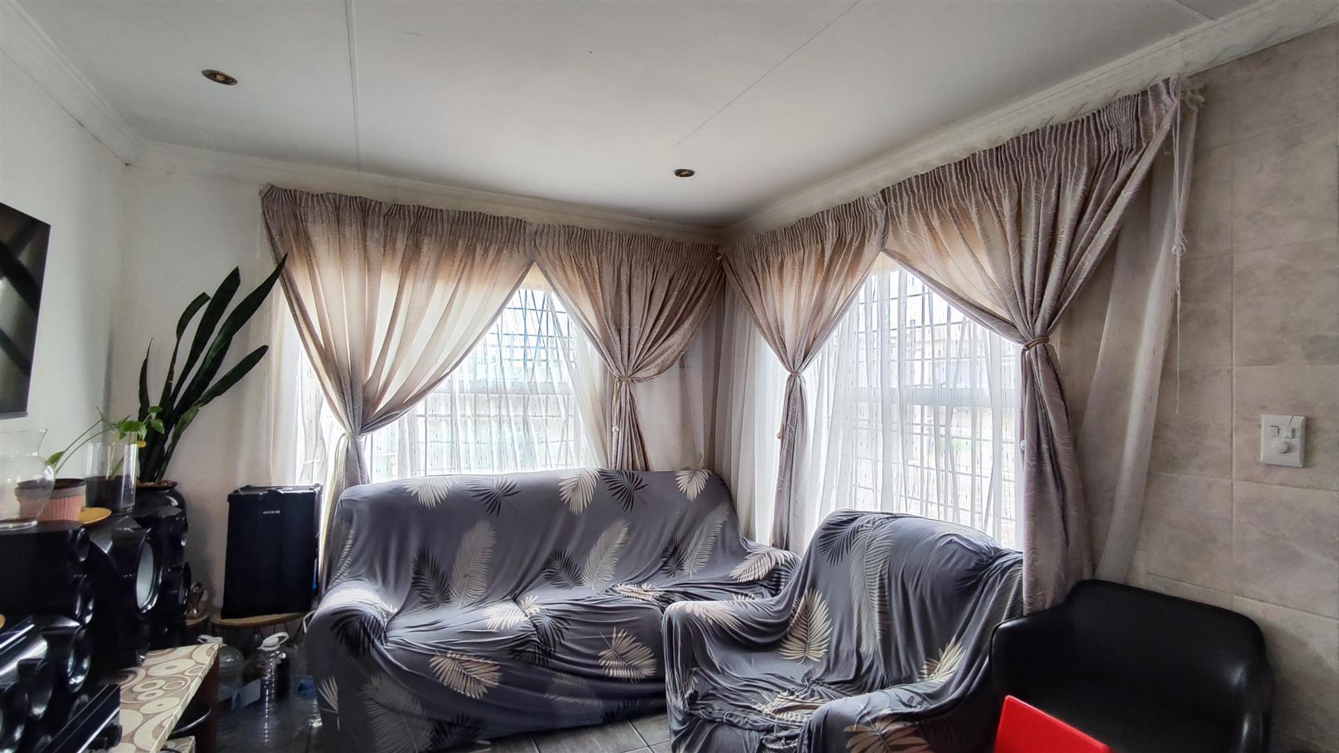 Lounges - 17 square meters of property in Mindalore