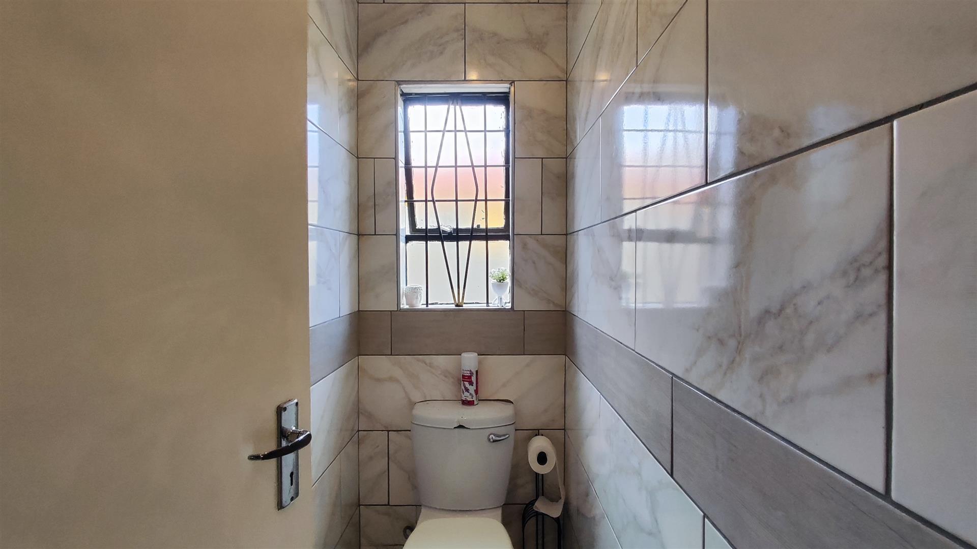 Bathroom 1 - 6 square meters of property in Mindalore