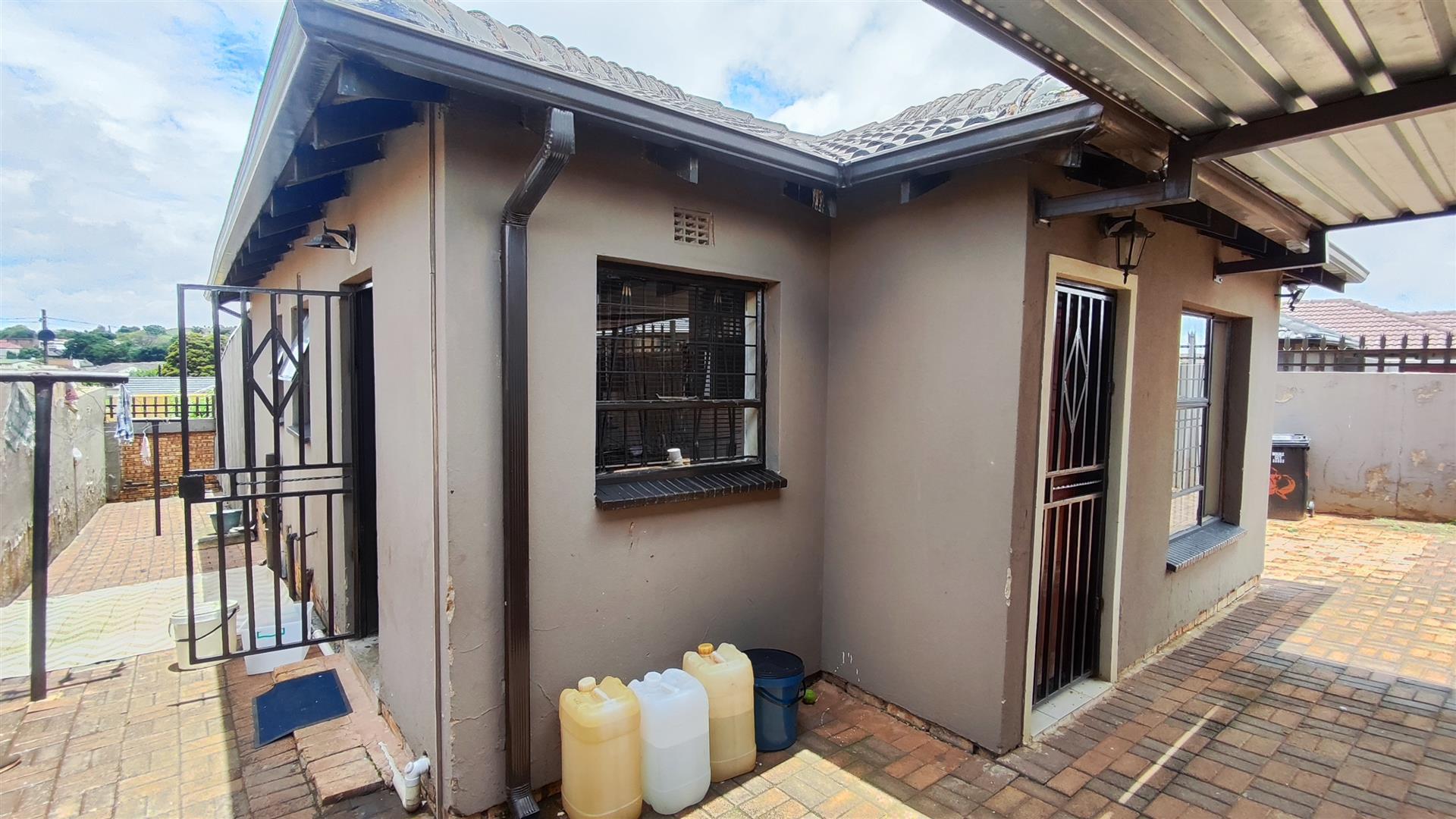 Front View of property in Mindalore