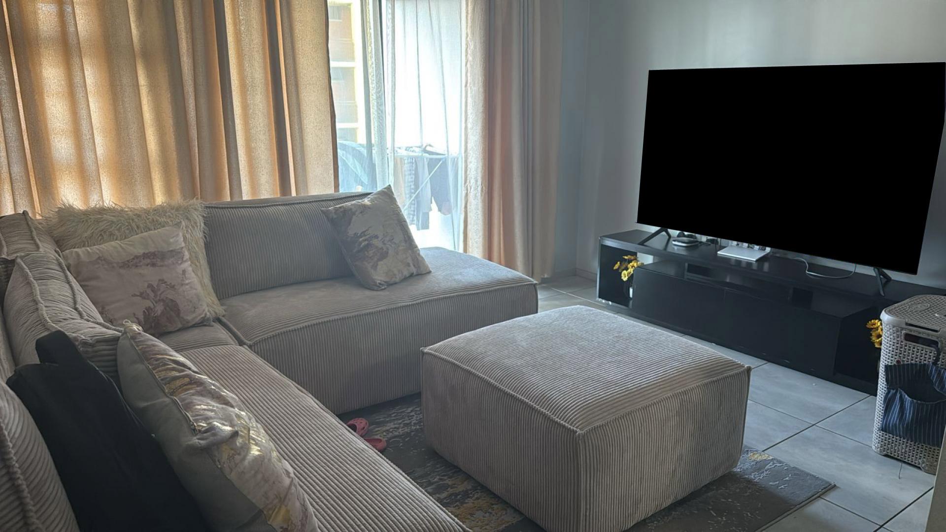 Lounges of property in Rooihuiskraal