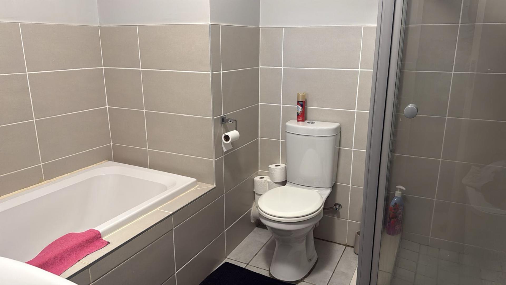 Bathroom 1 of property in Rooihuiskraal