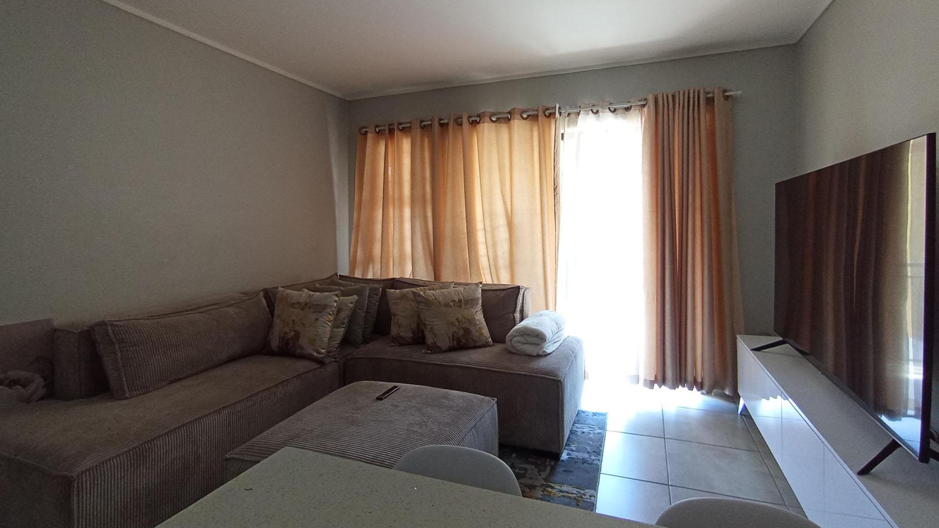 Lounges - 17 square meters of property in Rooihuiskraal
