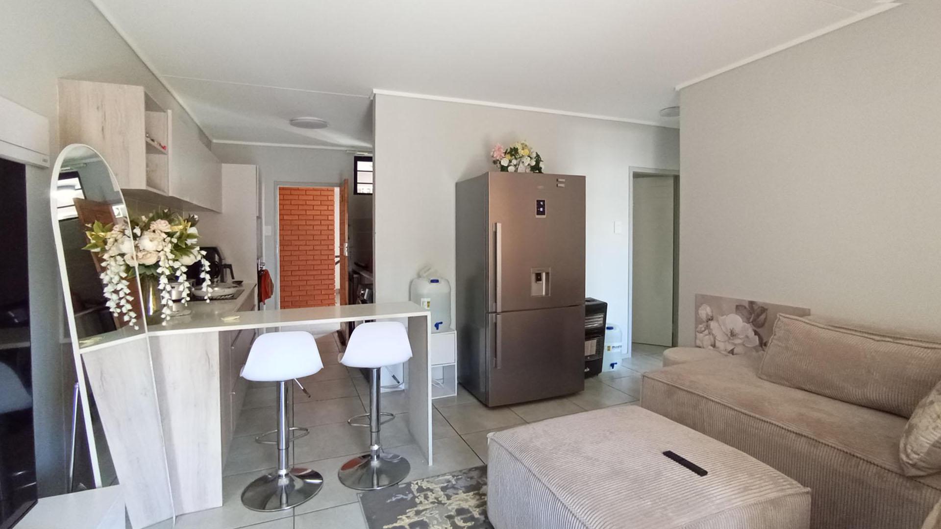 Lounges - 17 square meters of property in Rooihuiskraal