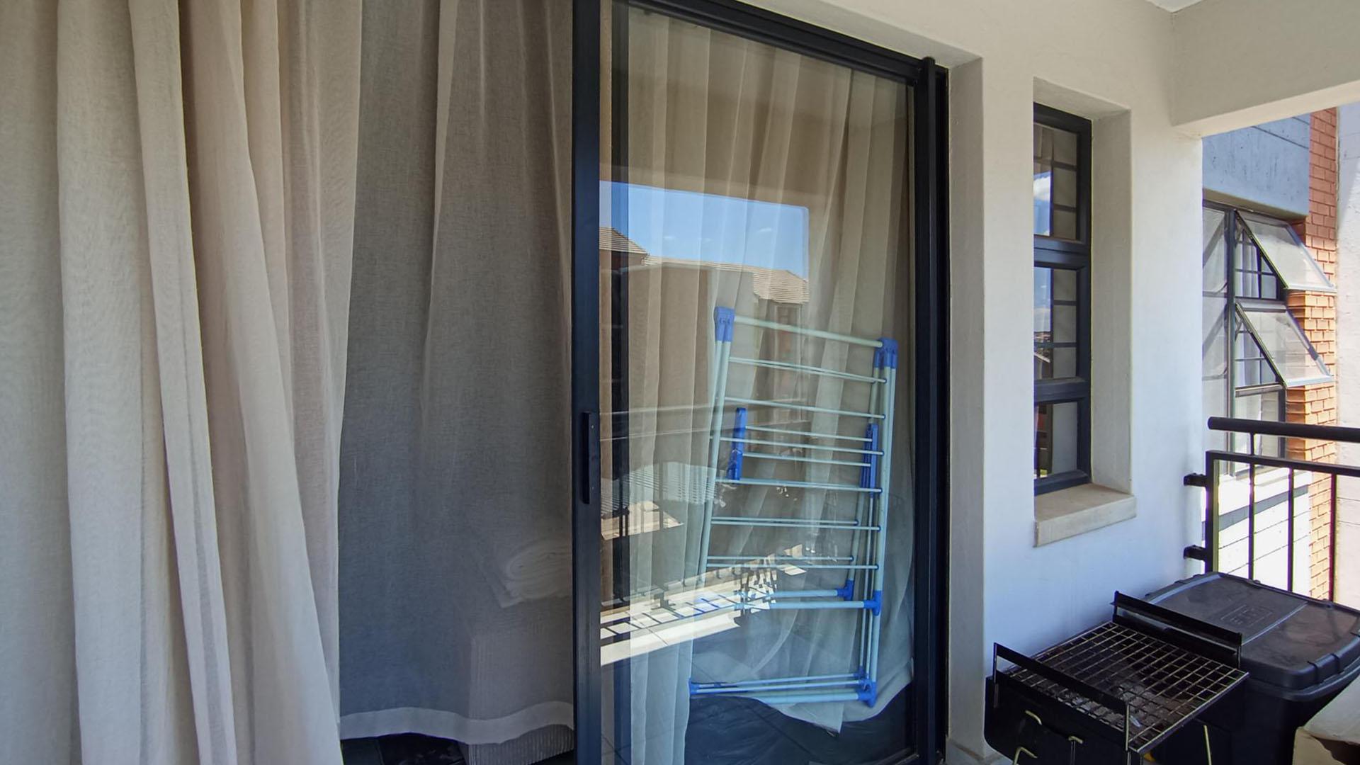 Balcony - 5 square meters of property in Rooihuiskraal