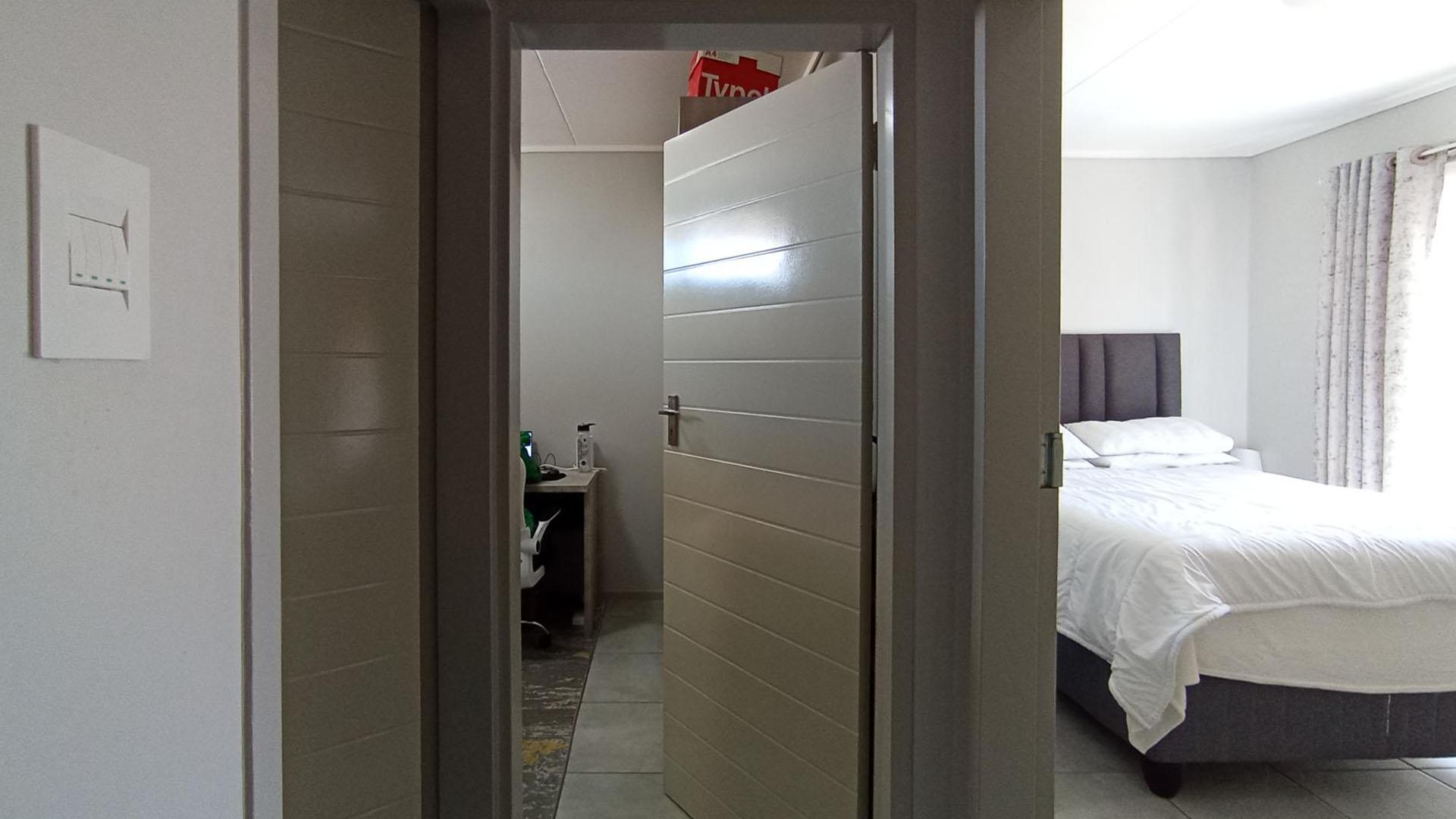 Spaces - 1 square meters of property in Rooihuiskraal