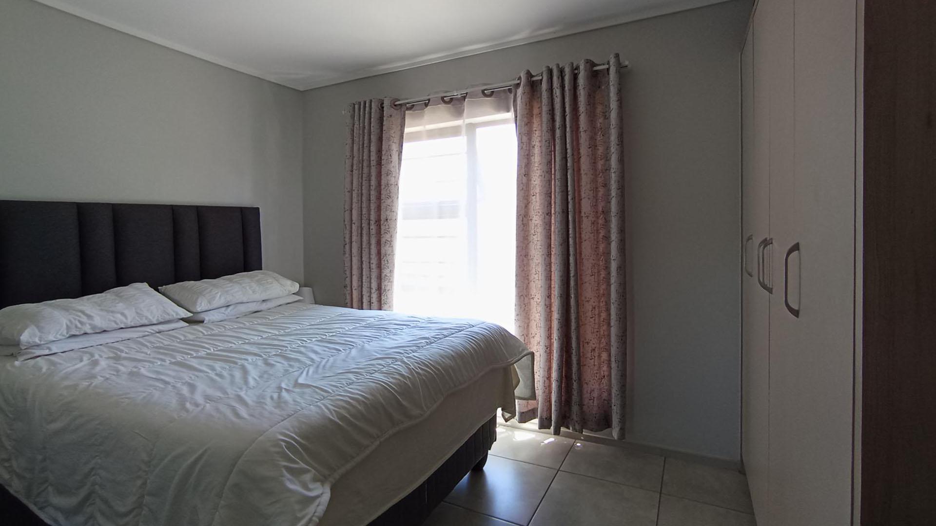 Bed Room 1 - 10 square meters of property in Rooihuiskraal