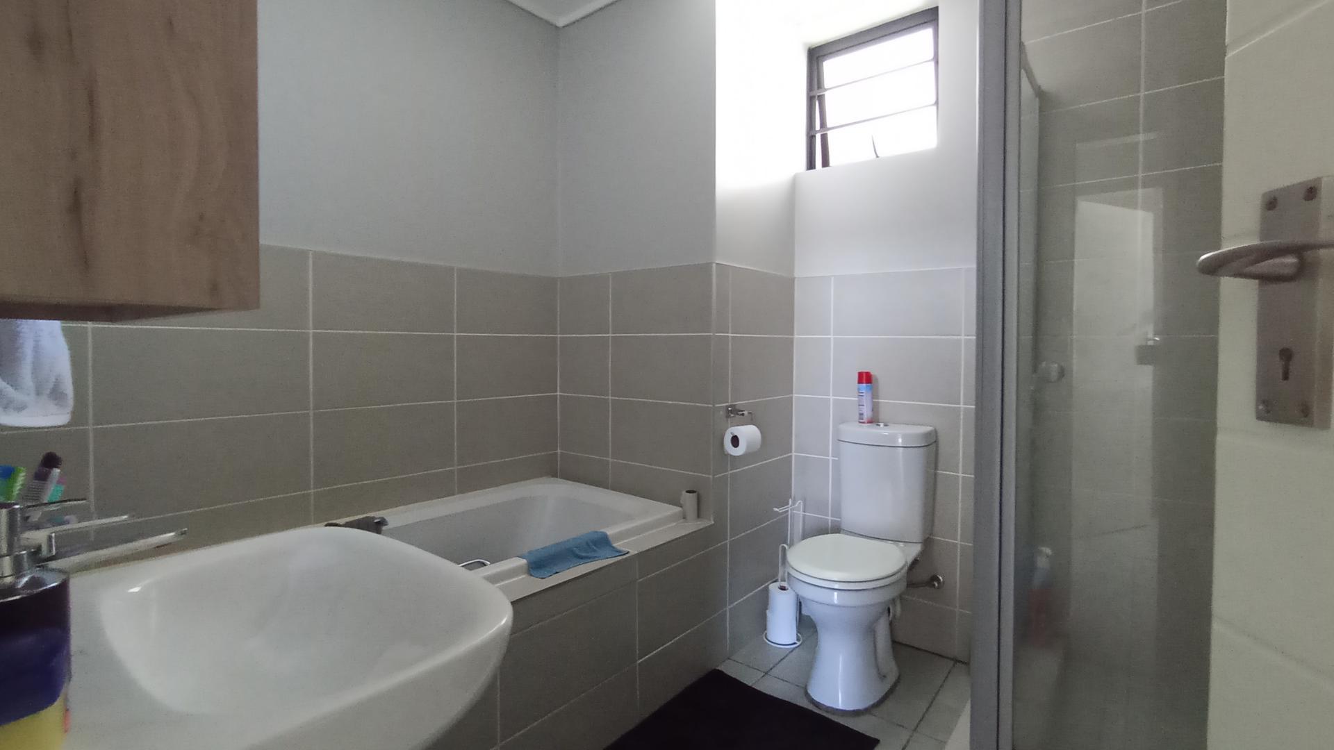 Bathroom 1 - 8 square meters of property in Rooihuiskraal