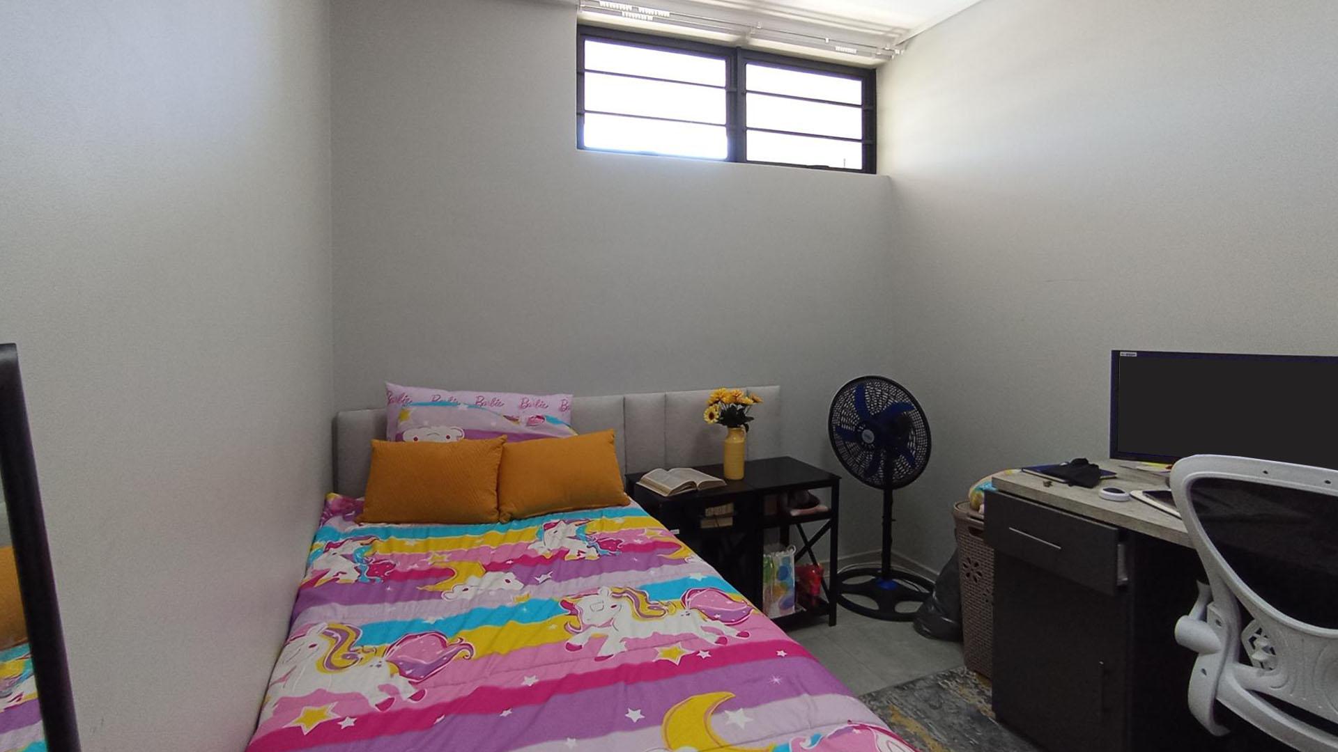 Bed Room 2 - 11 square meters of property in Rooihuiskraal