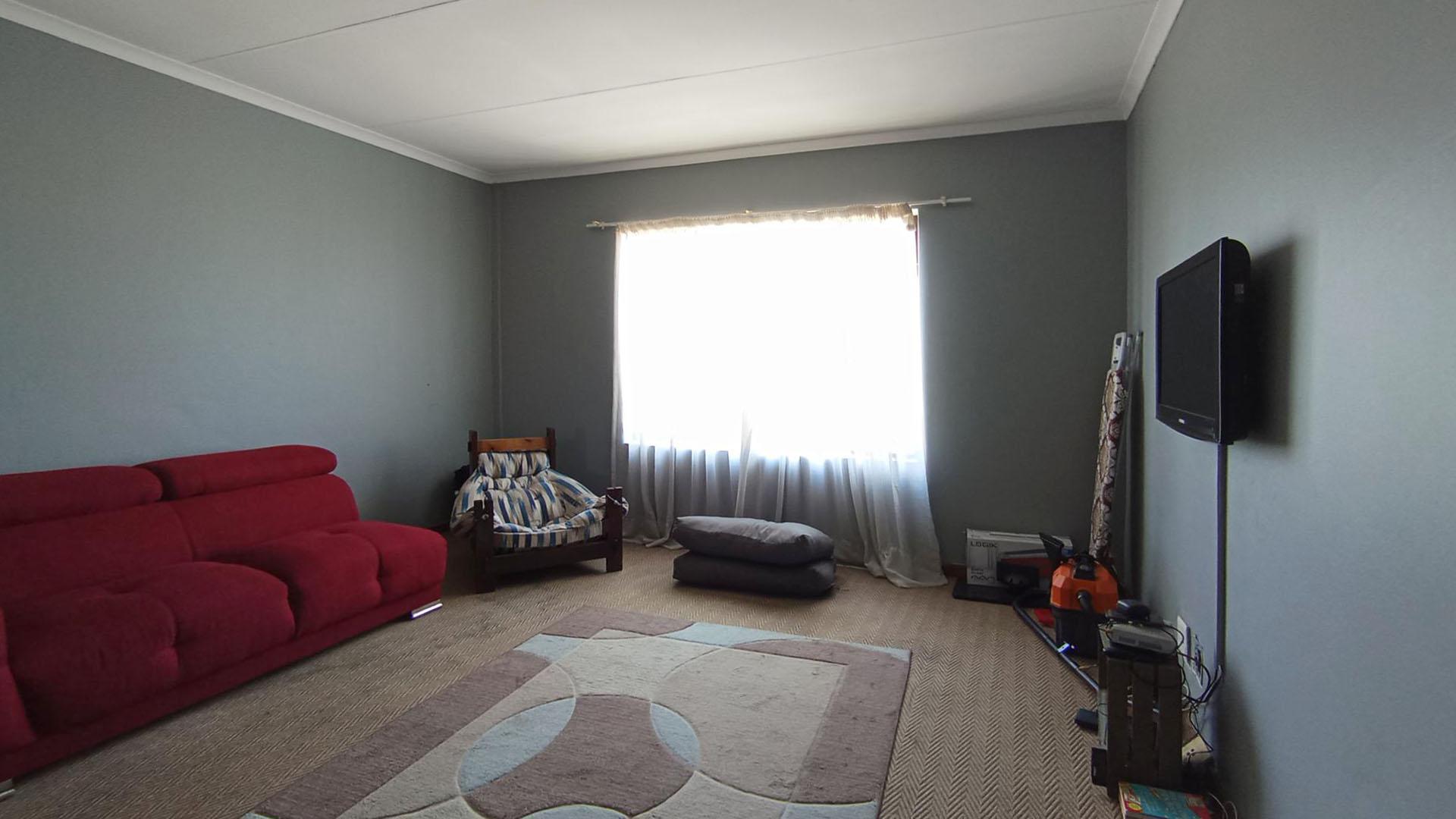 Lounges - 43 square meters of property in Theresapark