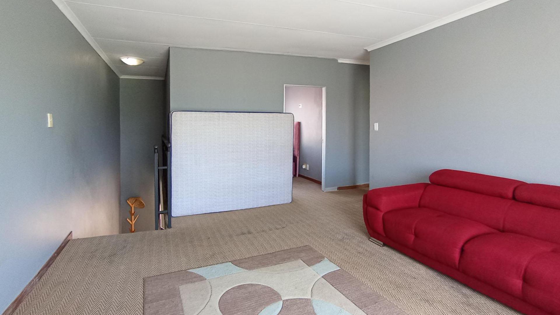 Lounges - 43 square meters of property in Theresapark