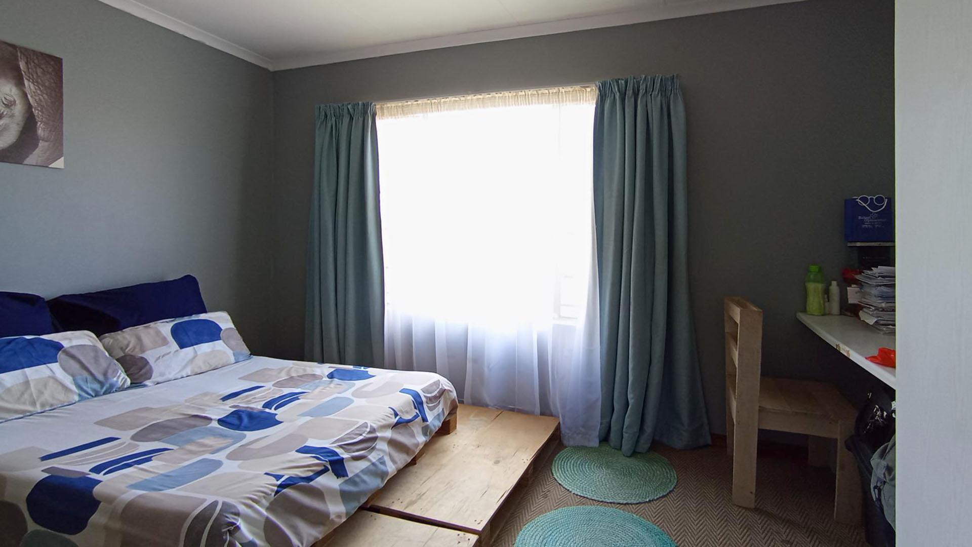 Bed Room 1 - 17 square meters of property in Theresapark