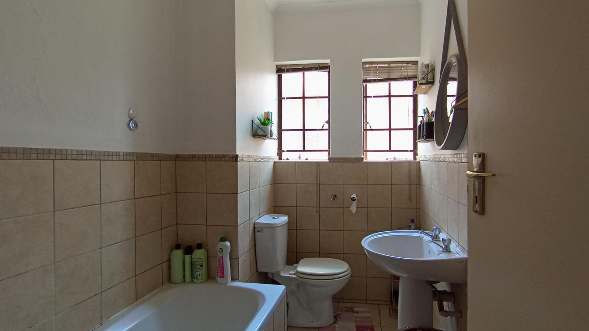 Bathroom 1 - 4 square meters of property in Theresapark