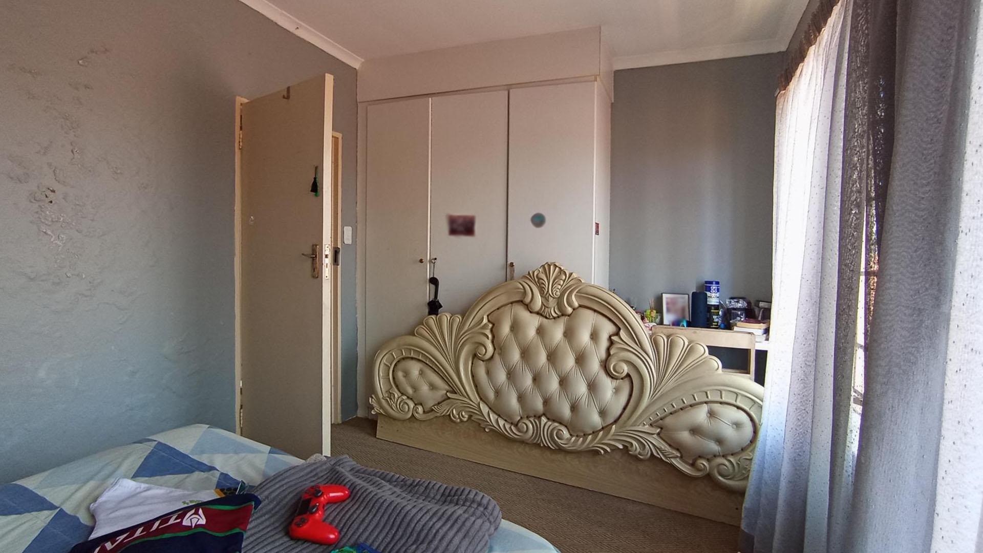 Bed Room 2 - 12 square meters of property in Theresapark