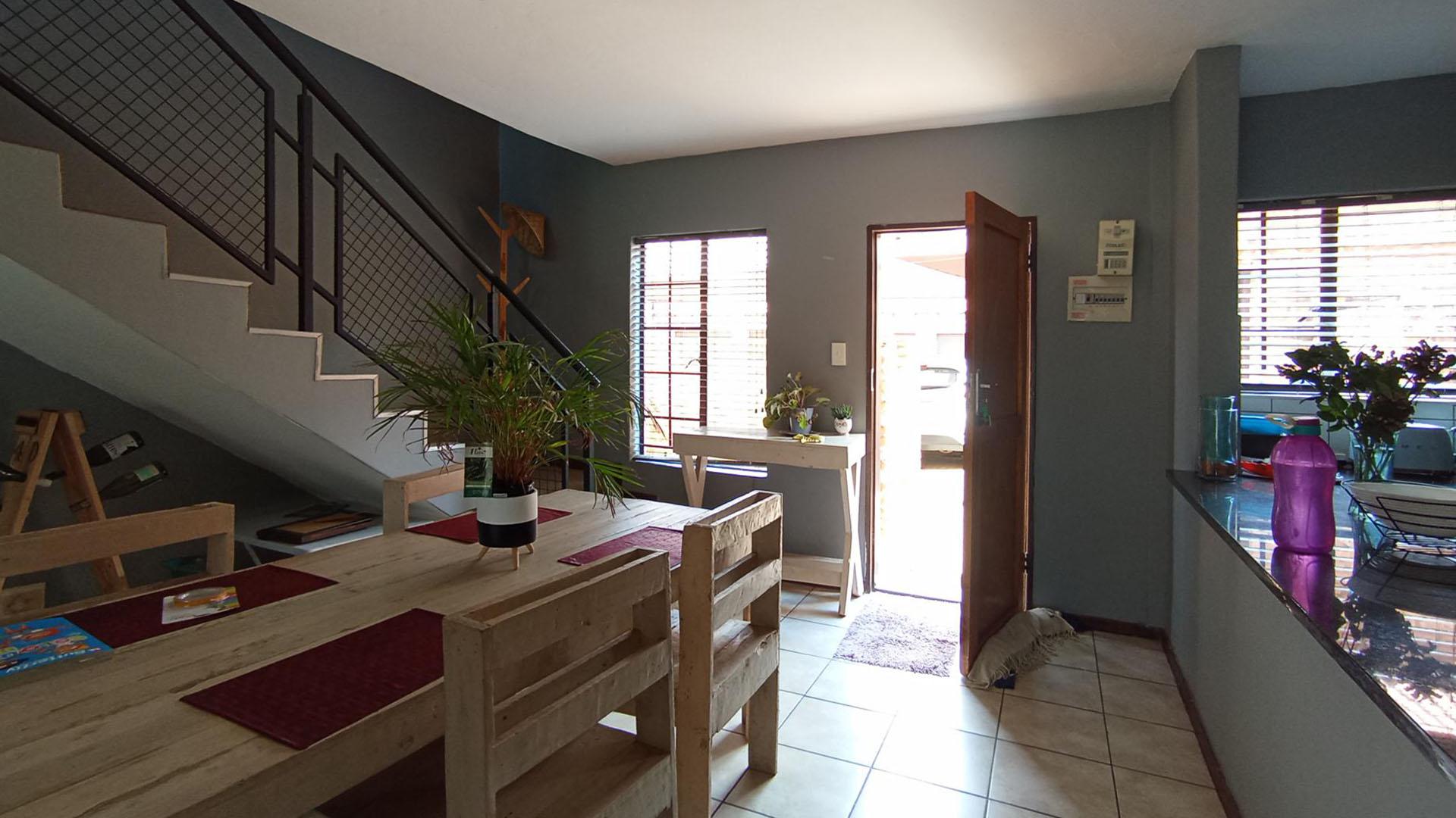 Dining Room - 16 square meters of property in Theresapark