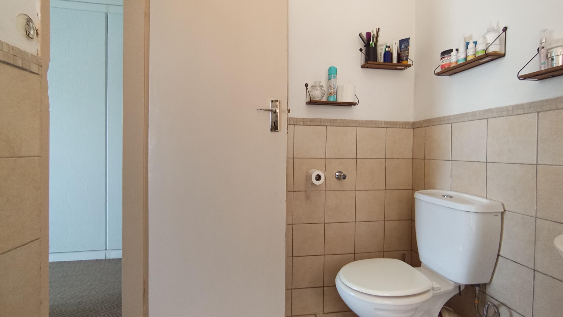 Main Bathroom - 5 square meters of property in Theresapark