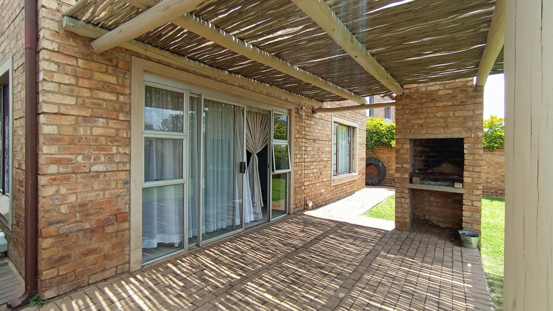 Patio - 11 square meters of property in Theresapark