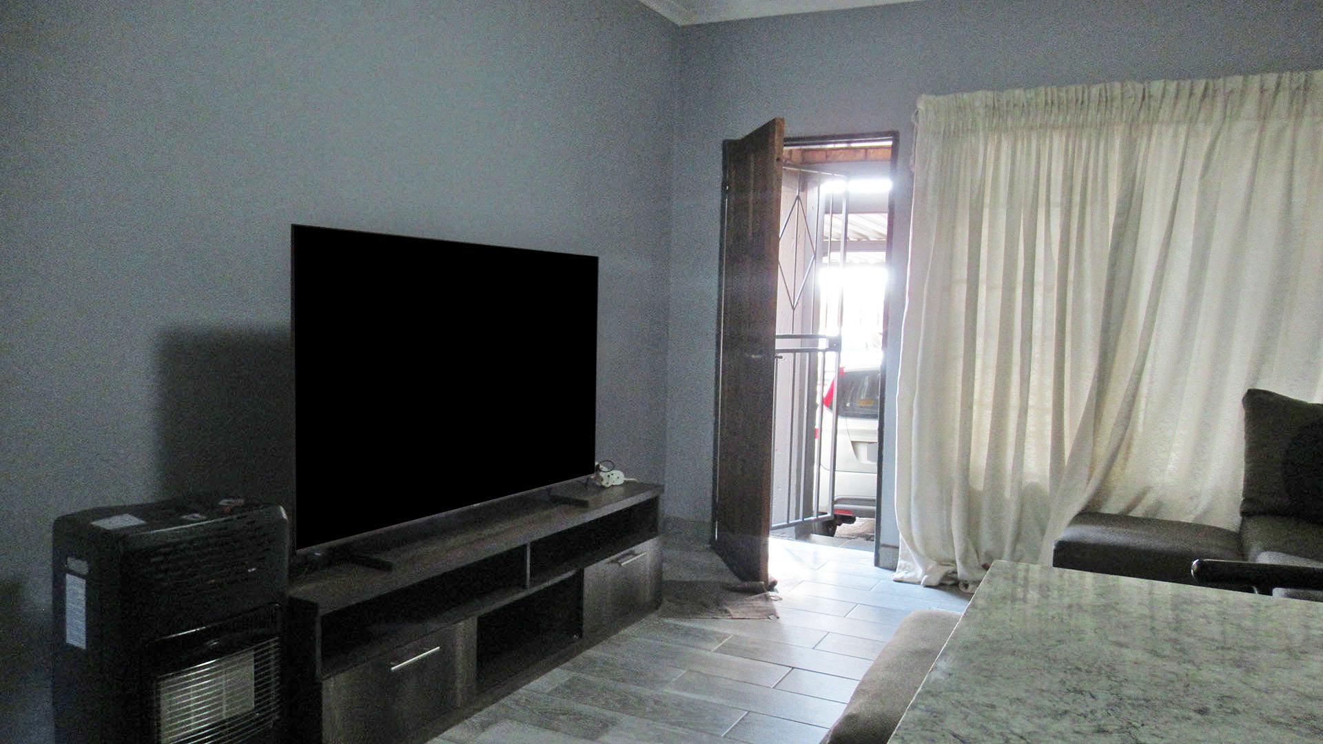 Lounges - 16 square meters of property in Elspark