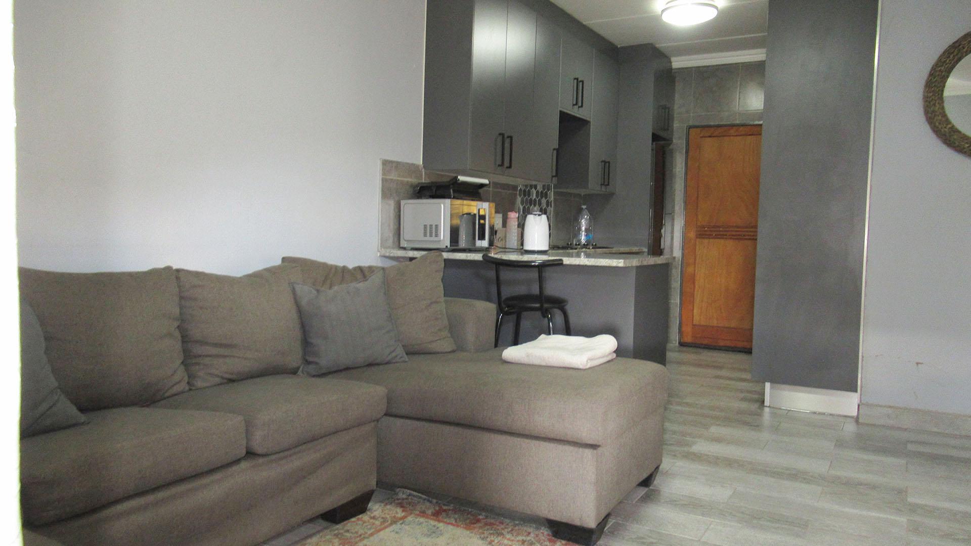 Lounges - 16 square meters of property in Elspark