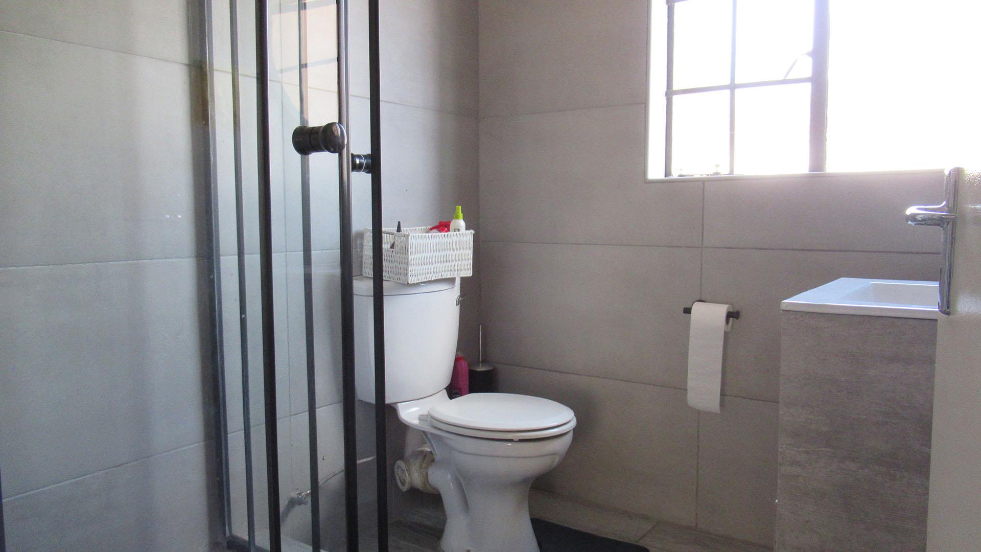 Bathroom 1 - 5 square meters of property in Elspark