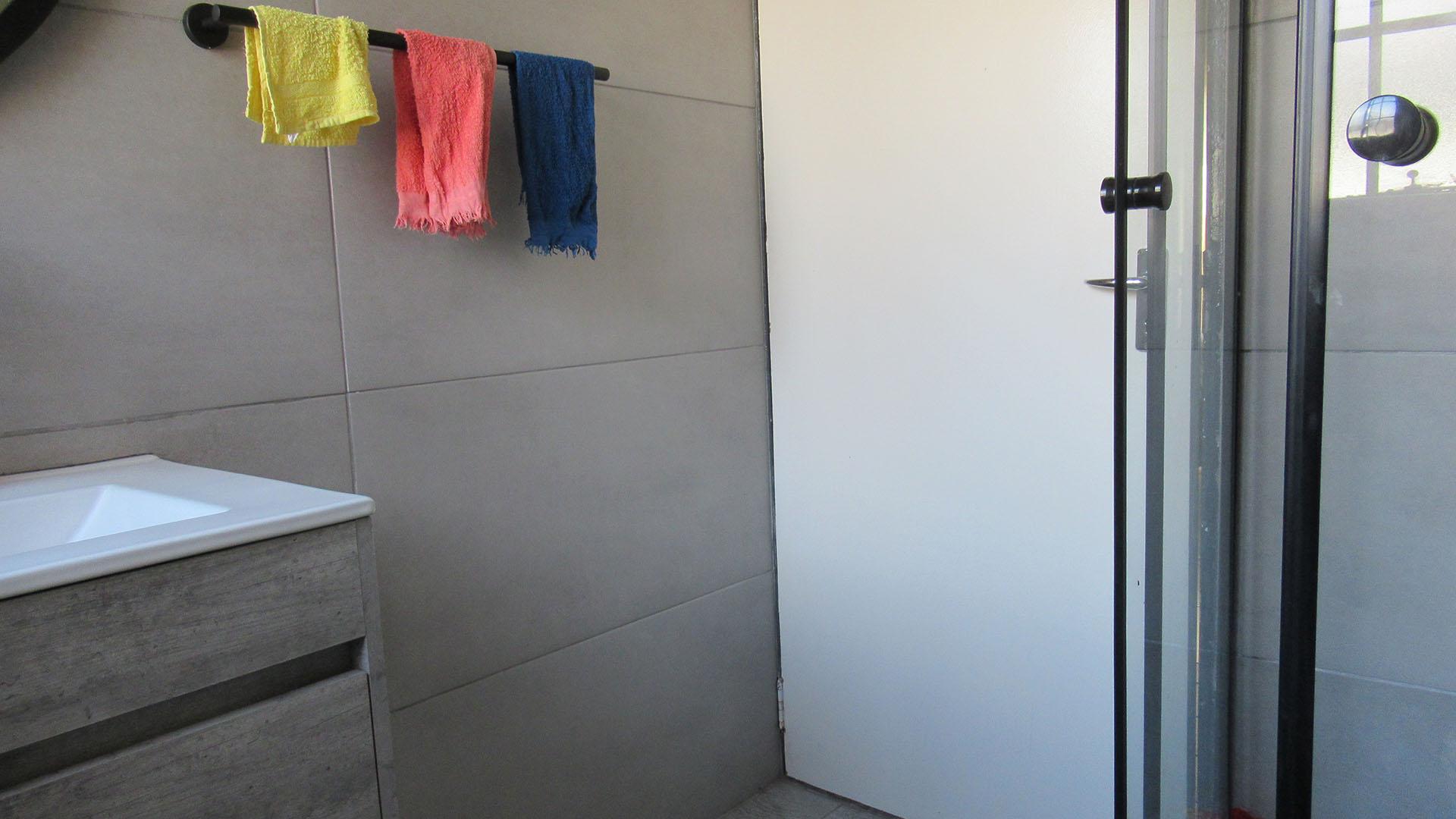 Bathroom 1 - 5 square meters of property in Elspark