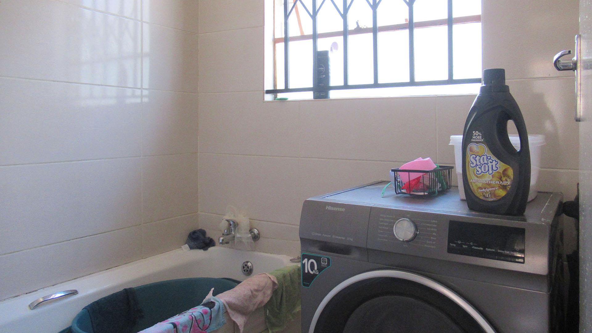 Bathroom 1 - 7 square meters of property in Kagiso